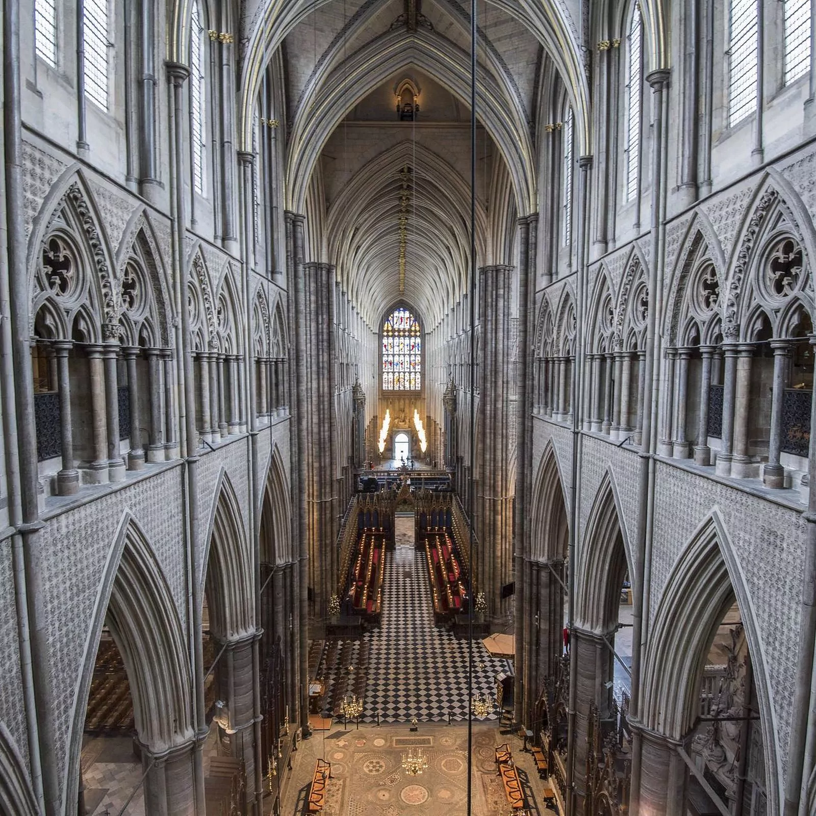 Внутренний вид Вестминстерского аббатства на трифории, витраж и мозаичный пол XIII века