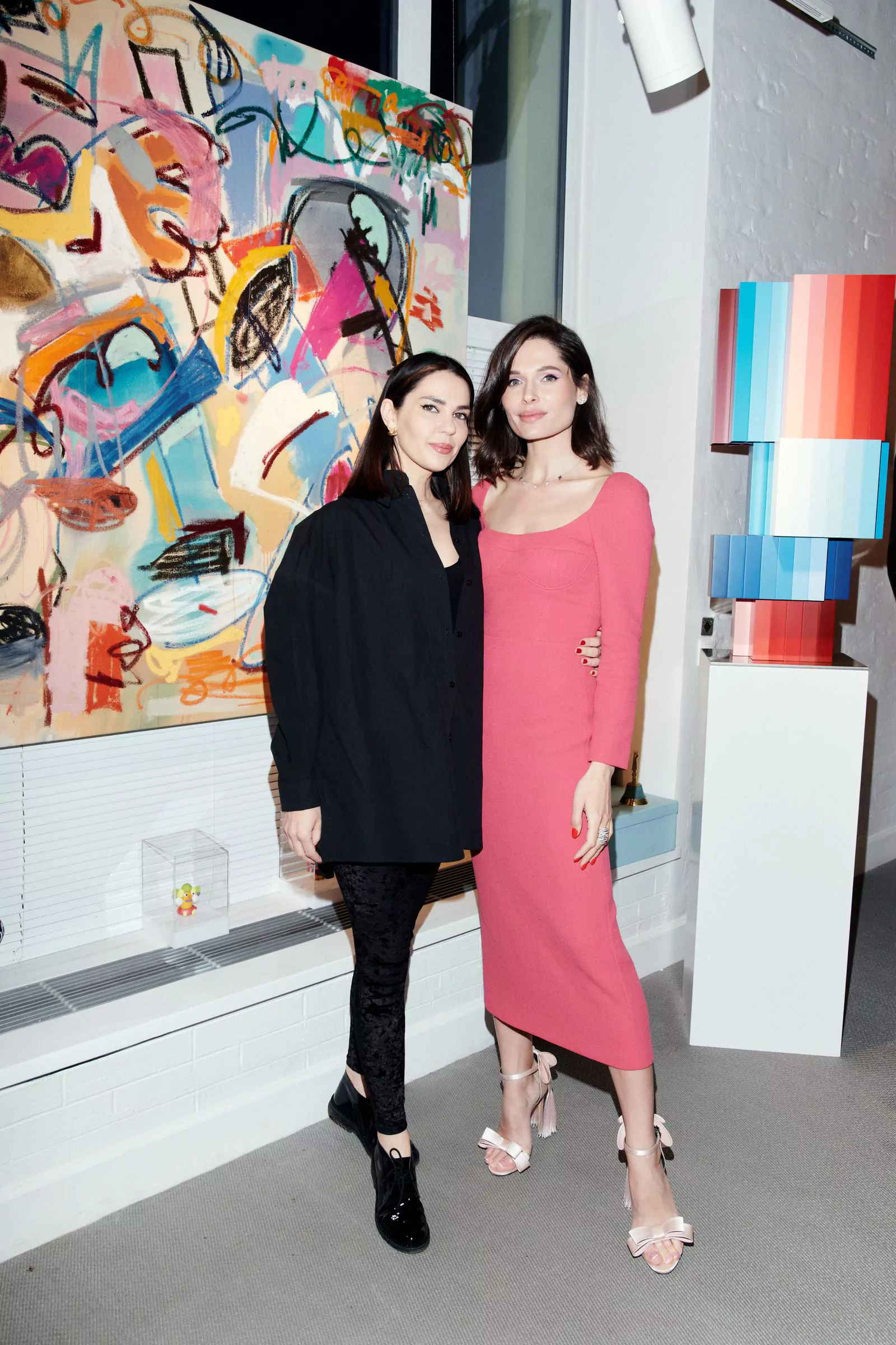 Снежина Кулова и Полина Аскери на открытии выставки Маркоса Анзиани в Askeri Gallery, 26 апреля 2023 г.