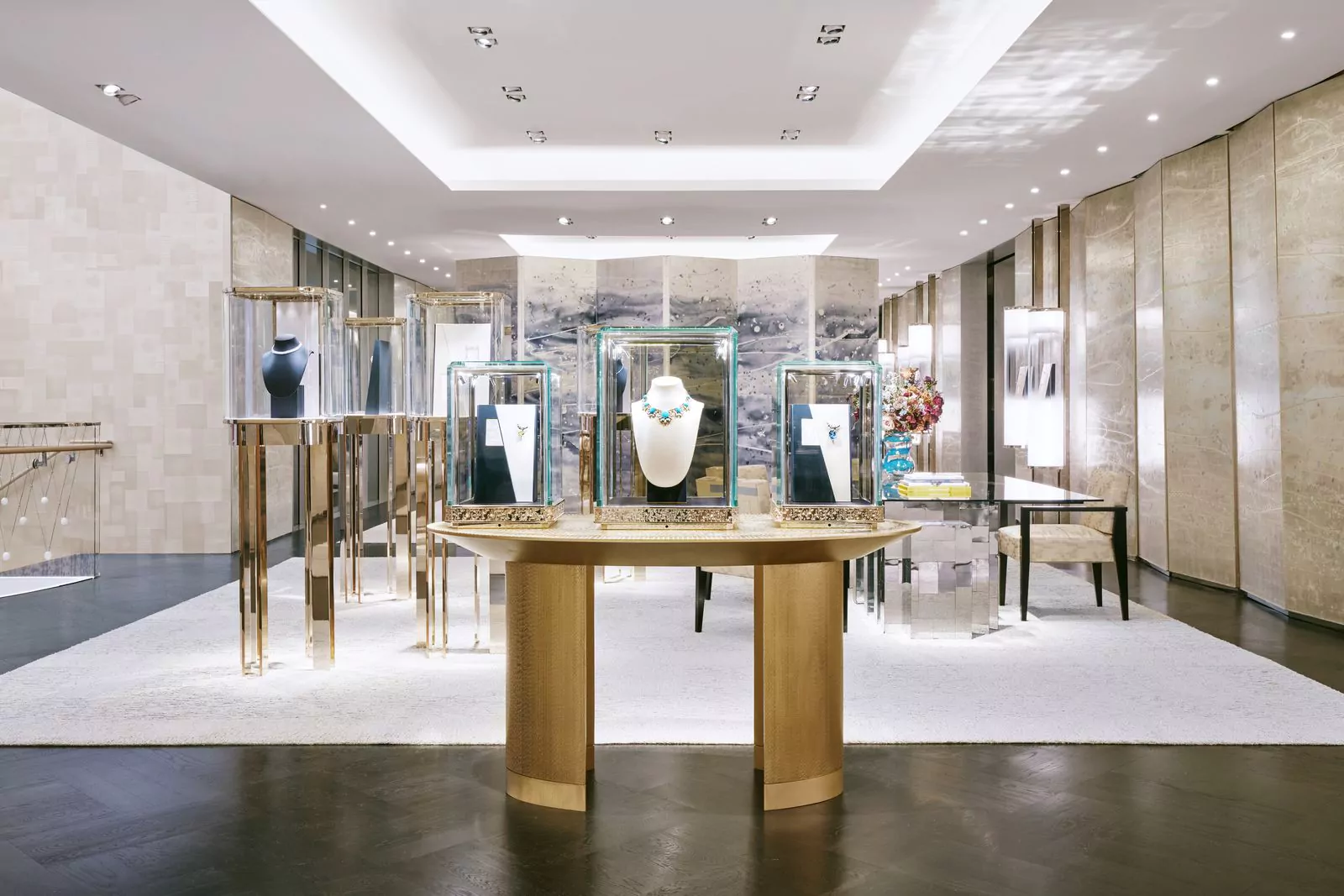 7 этаж магазина Tiffany & Co. — шедевры ювелирного искусства и часов и салон Patek Philippe
