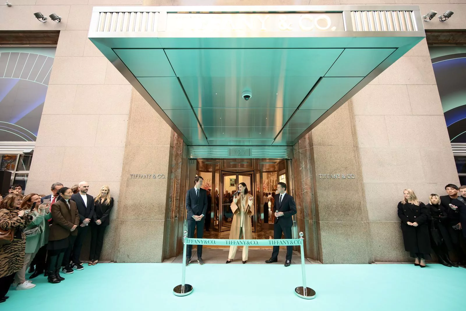 Александр Арно, Галь Гадот и Энтони Ледру на открытии магазина Tiffany & Co., фото 1