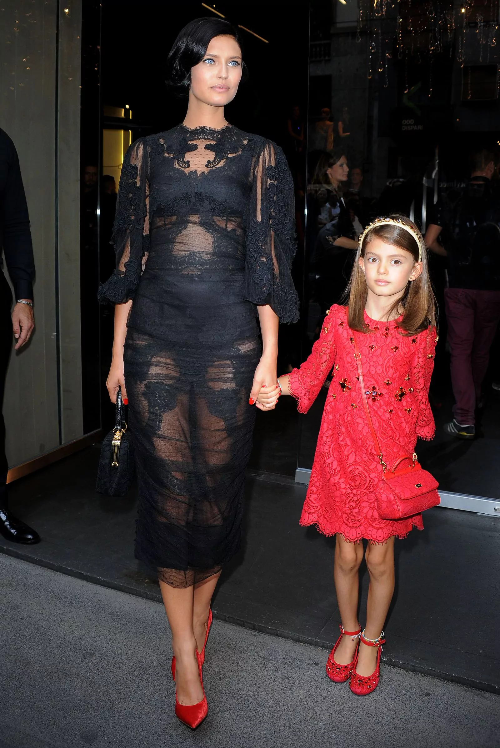 Бьянка Балти с дочерью Матильдой на шоу Dolce & Gabbana в рамках Недели моды в Милане весна-лето 2014, 22 сентября 2013 г.