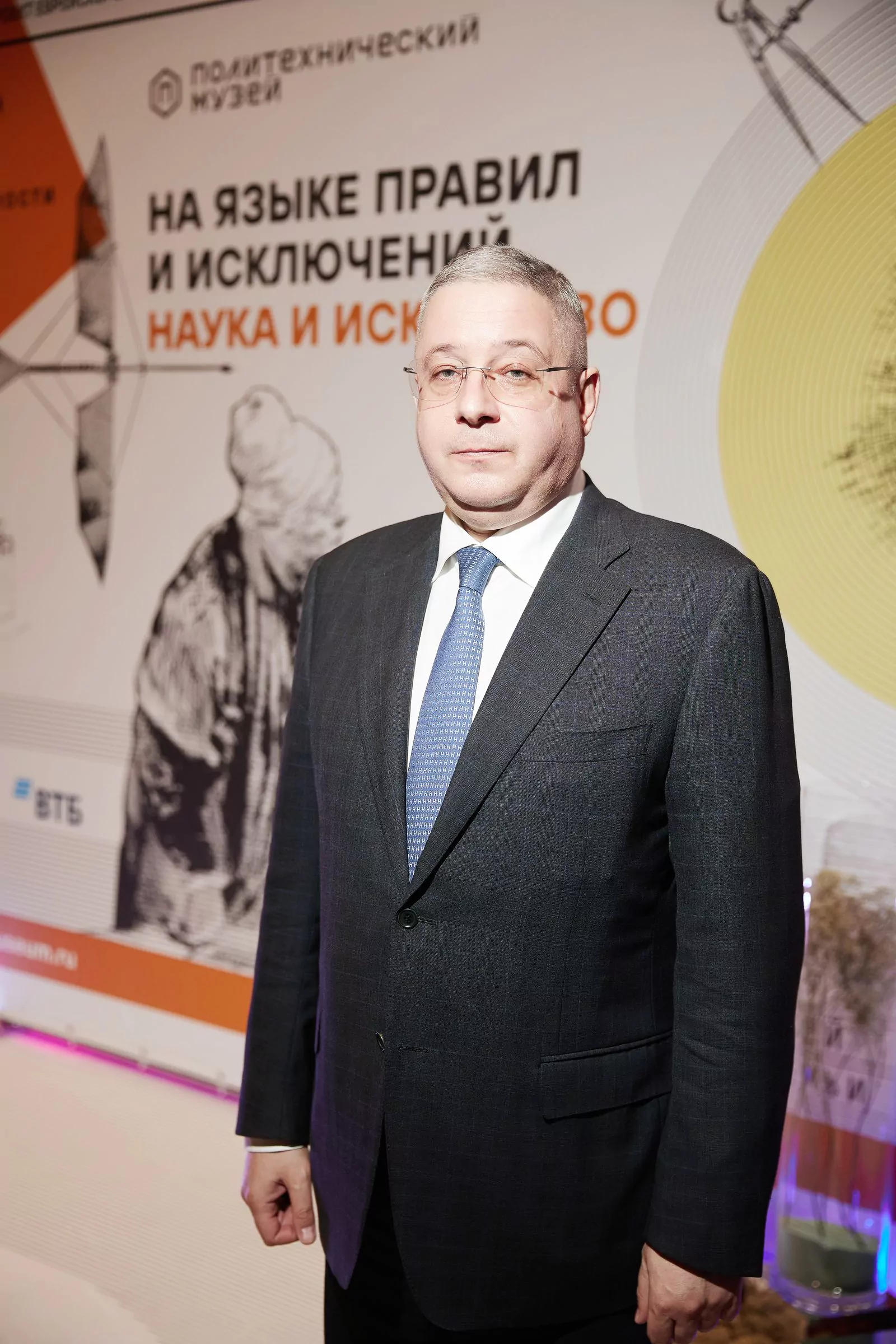 Дмитрий Кожанов на открытии выставки «На языке правил и исключений. Наука и искусство» Дмитрий Кожанов на открытии выставки «На языке правил и исключений. Наука и искусство», 3 апреля 2023 г.