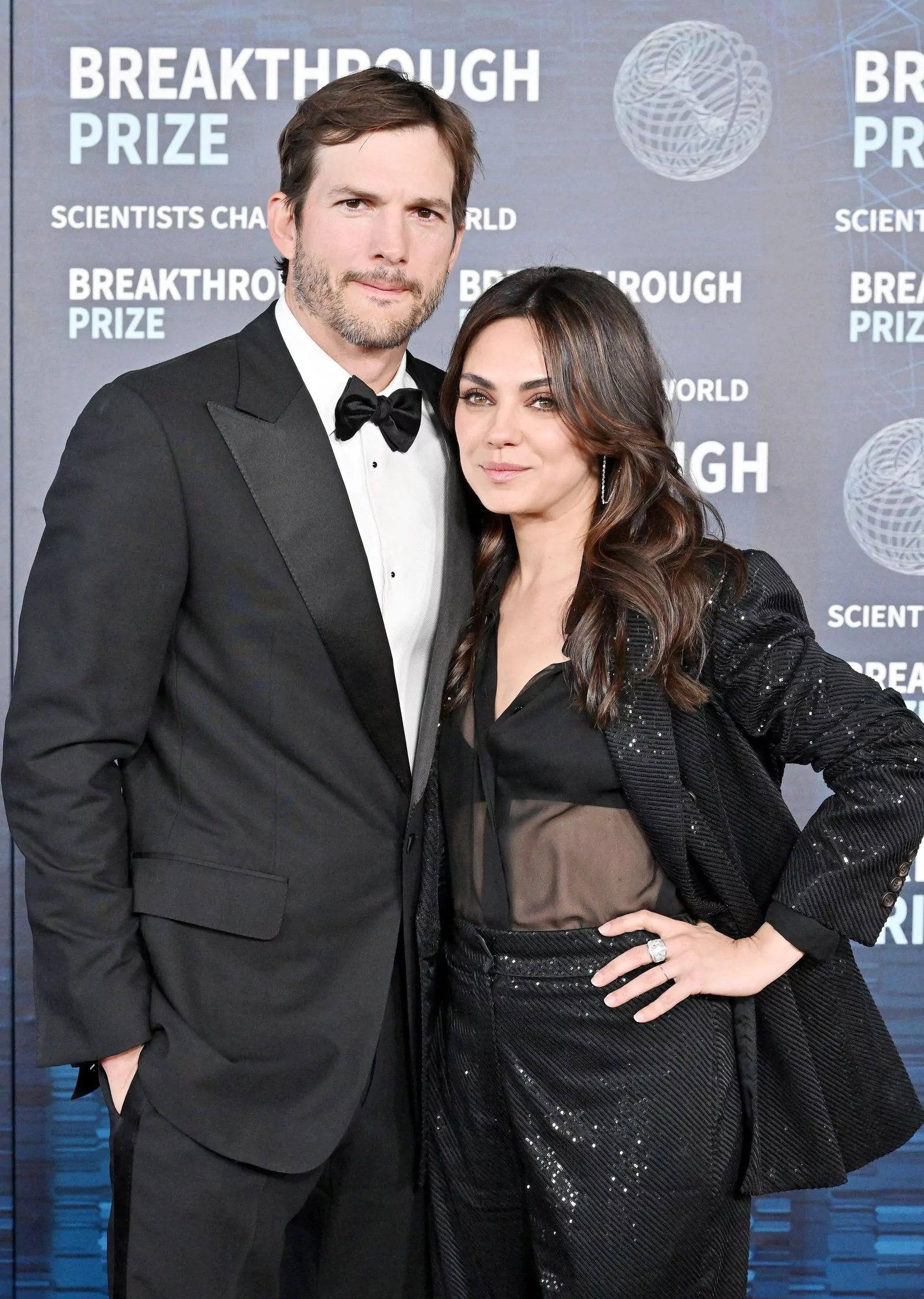 Эштон Катчер с женой Милой Кунис на 9-й ежегодной церемонии вручения премии «Прорыв» в Лос-Анджелесе, 15 апреля 2023 г., фото 1
