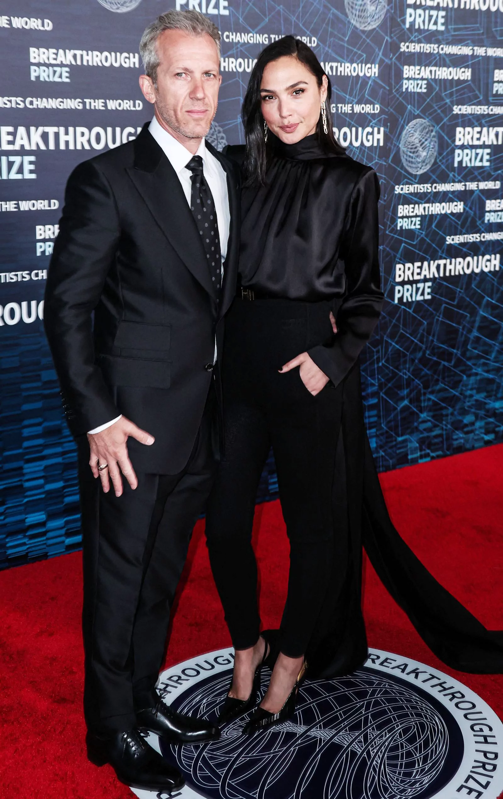 Галь Гадот с мужем Яроном Версано на 9-й ежегодной церемонии вручения премии «Прорыв» в Лос-Анджелесе, 15 апреля 2023 г.
