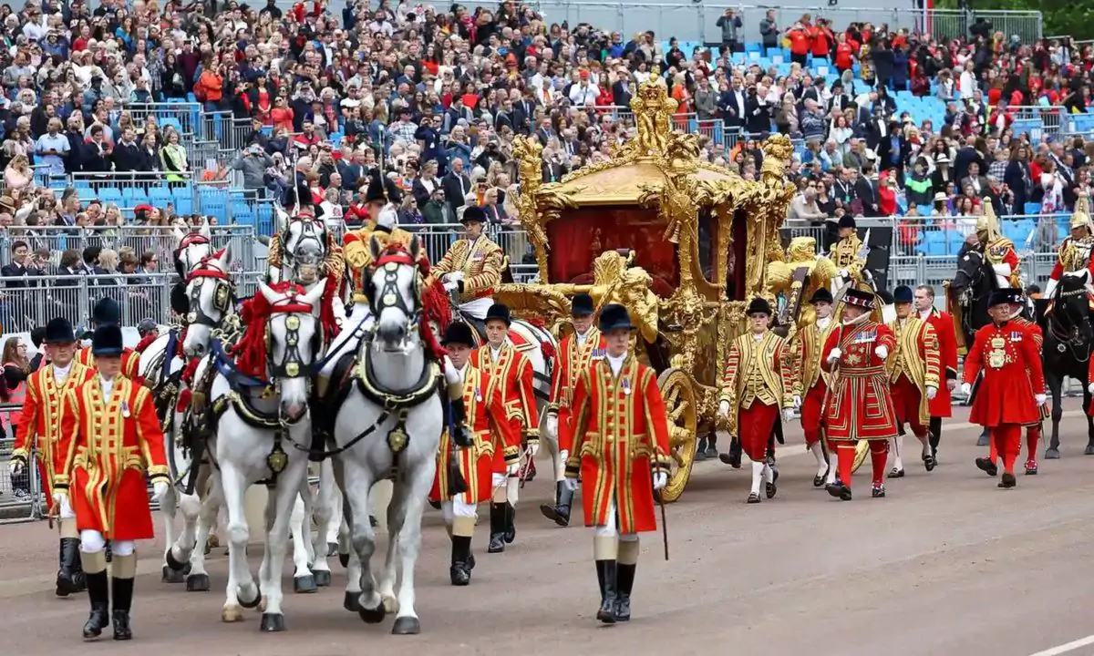 Карета Gold State проезжает перед Букингемским дворцом во время празднования платинового юбилея королевы Елизаветы II