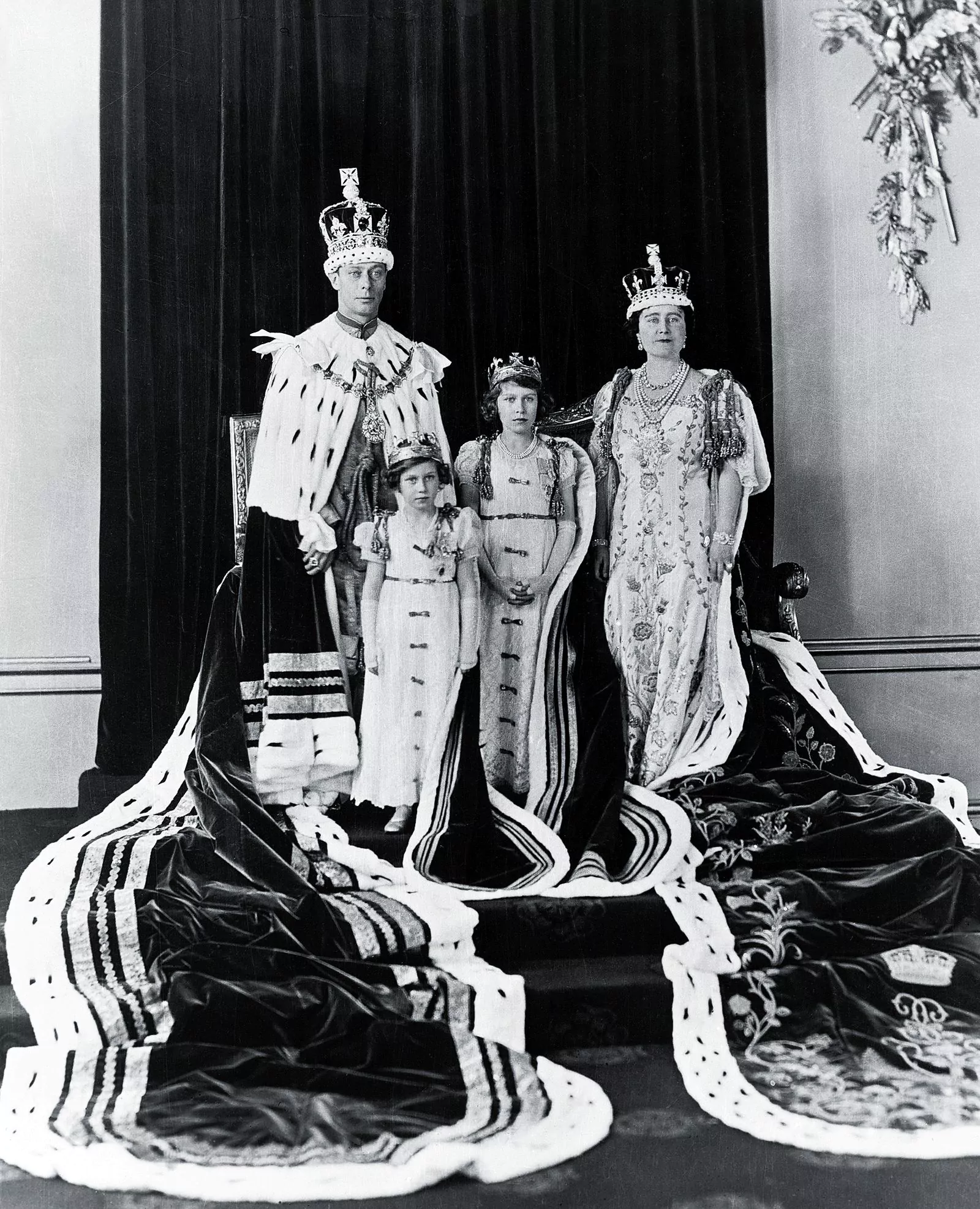 Король Георг VI и королева-мать Елизавета со своими дочерьми принцессой Елизаветой и принцессой Маргарет во время их коронации, 1937 г.