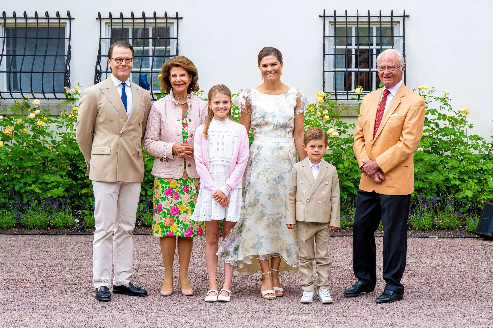 Король Карл Густав, королева Сильвия, кронпринцесса Виктория, принц Даниэль, принцесса Эстель и принц Оскар