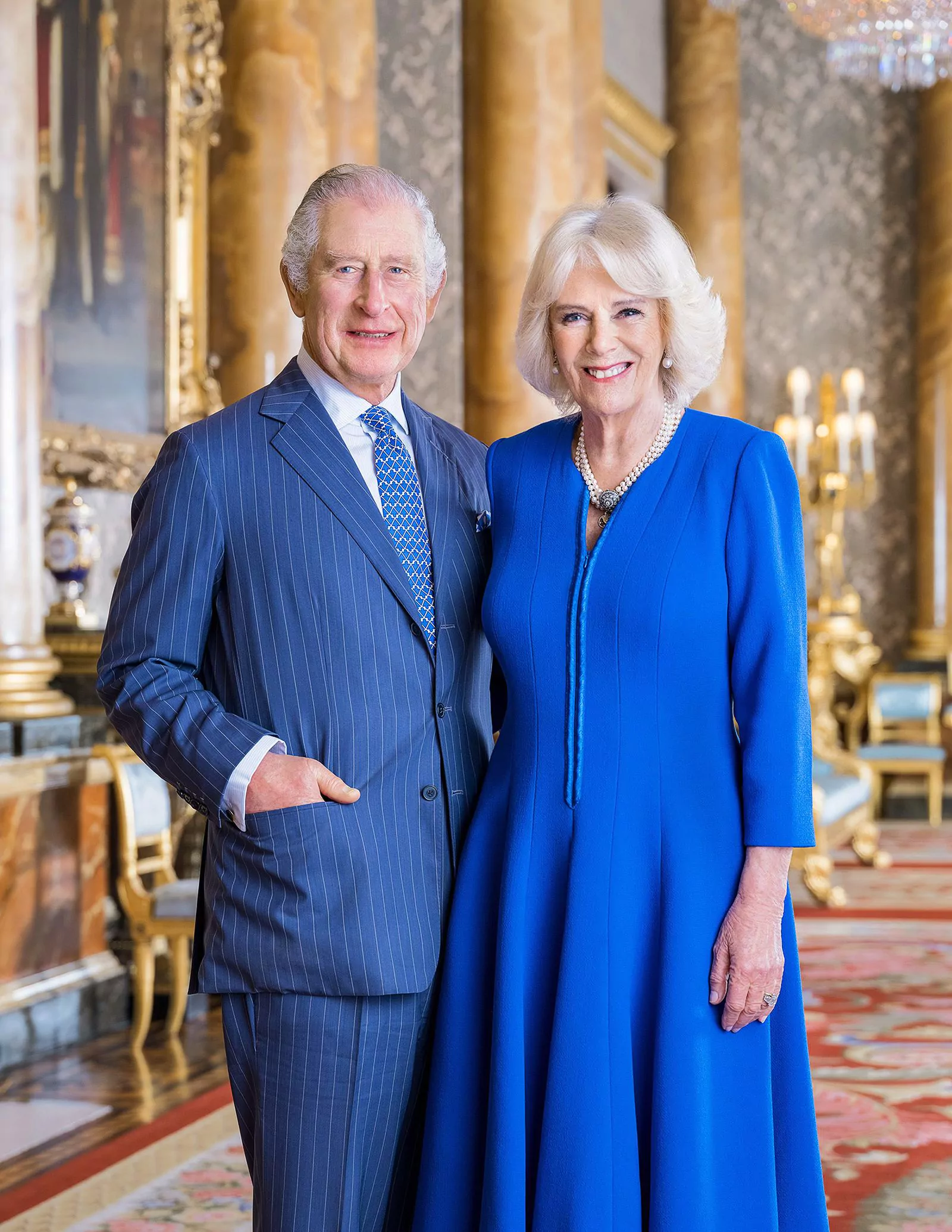 Король Карл III и королева Камилла в Голубой гостиной Букингемского дворца