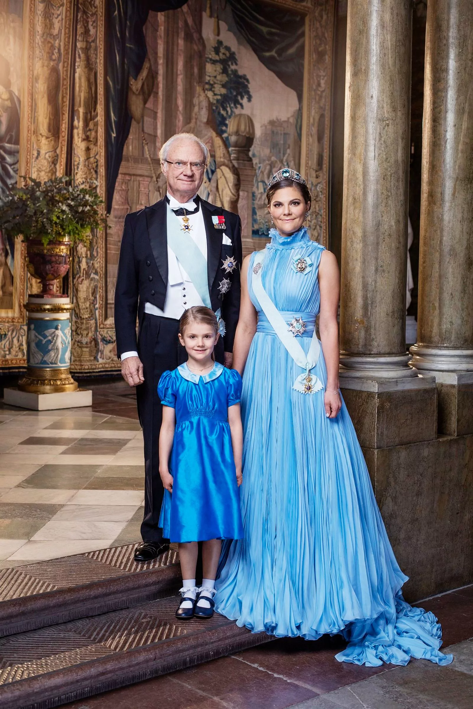 Король Карл XVI Густав, кронпринцесса Виктория, принцесса Эстель, 10 декабря 2017 г.