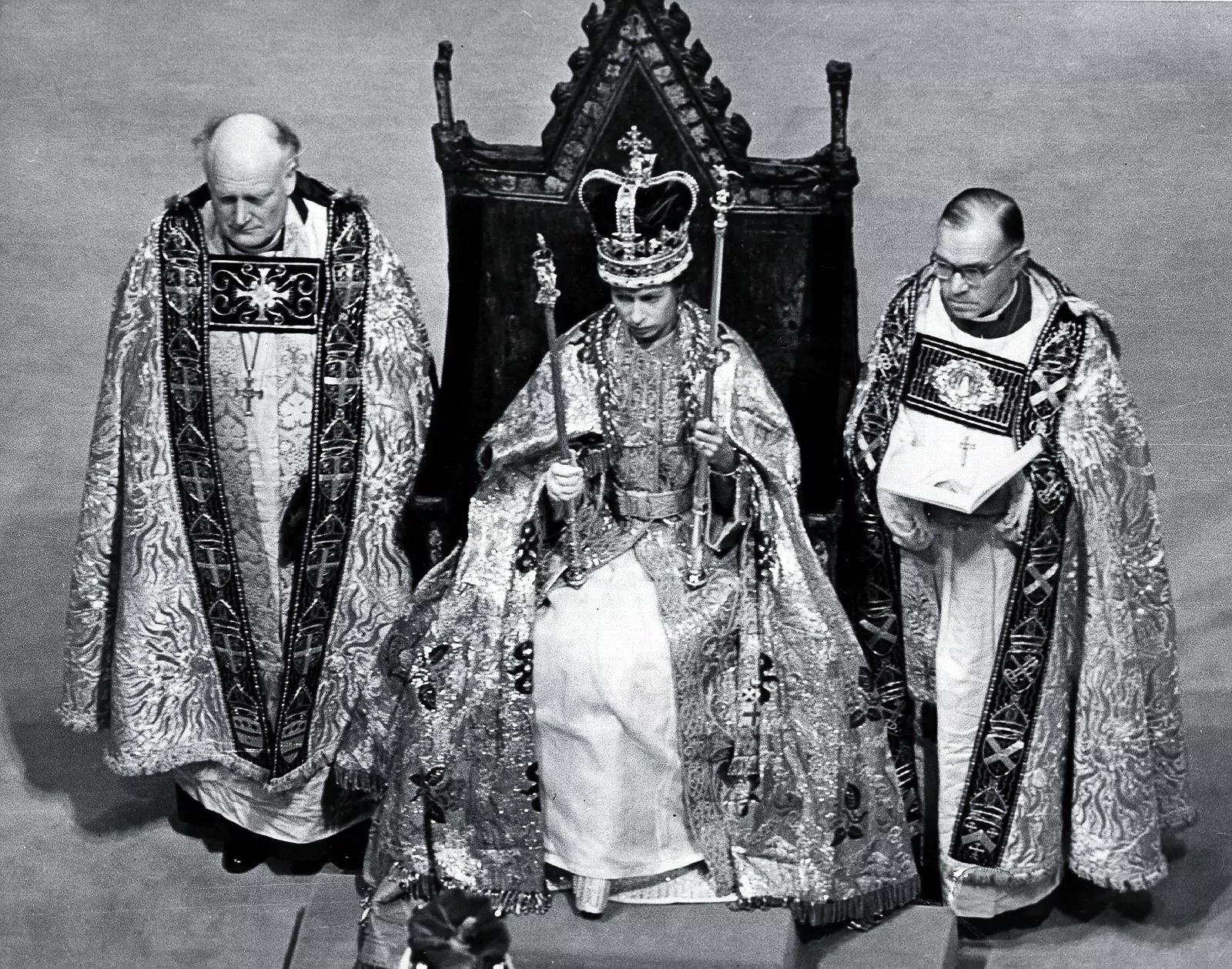 Королева Елизавета II держит в руках символы власти после церемонии коронации, 2 июня 1953 г.
