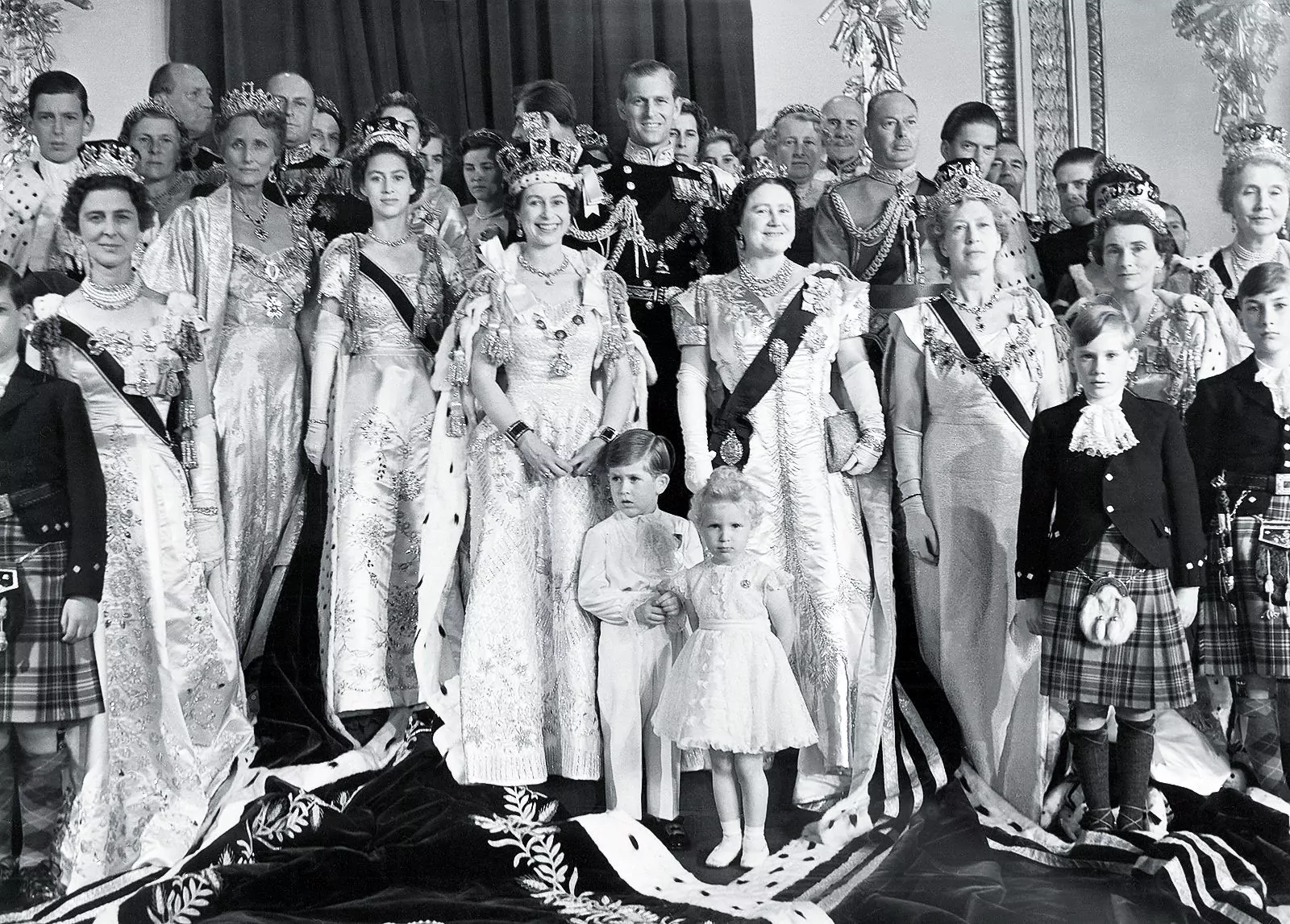 Королева Елизавета II с членами королевской семьи после своей коронации