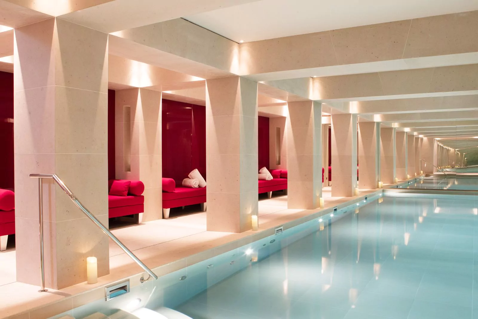 Крытый бассейн в отеле La Réserve Paris