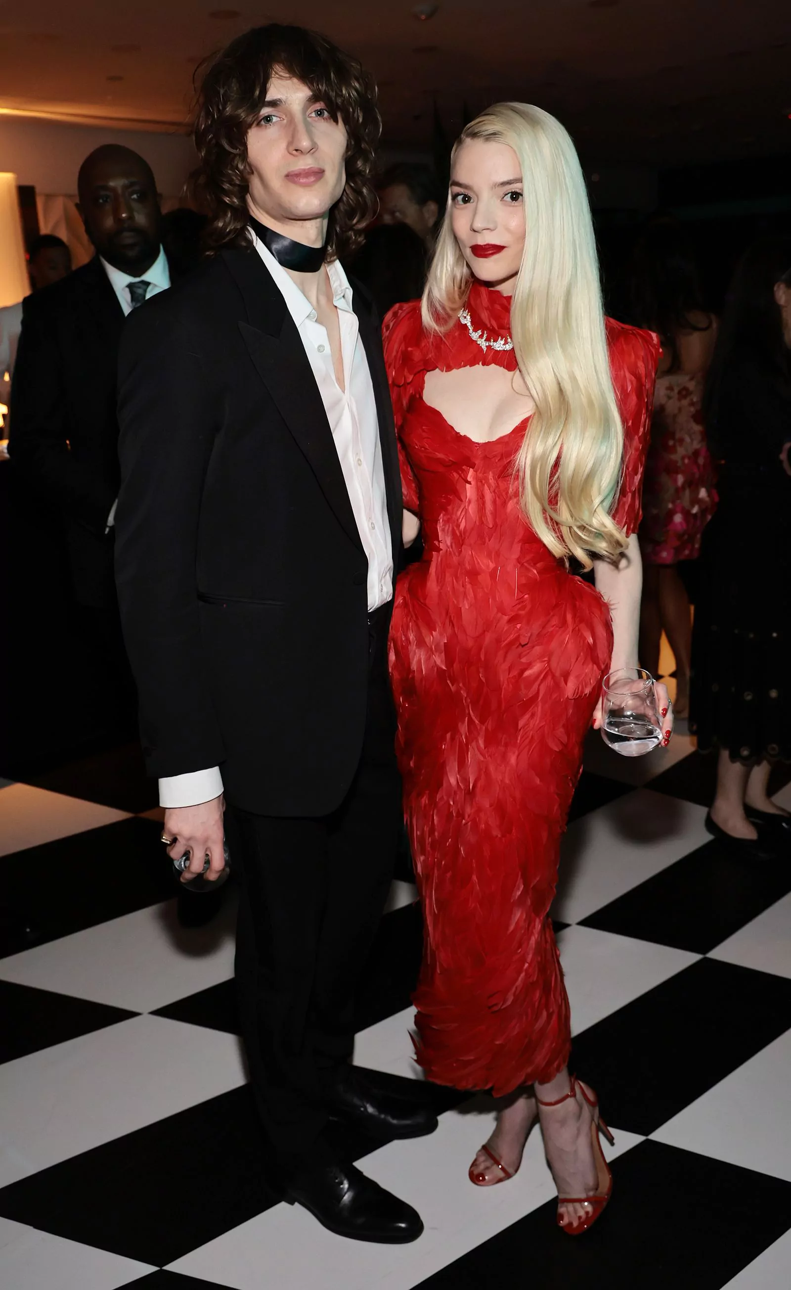 Малкольм МакРей и Аня Тейлор-Джой на праздновании открытия флагманского магазина Tiffany & Co. в Нью-Йорке, 27 апреля 2023 г., фото 1