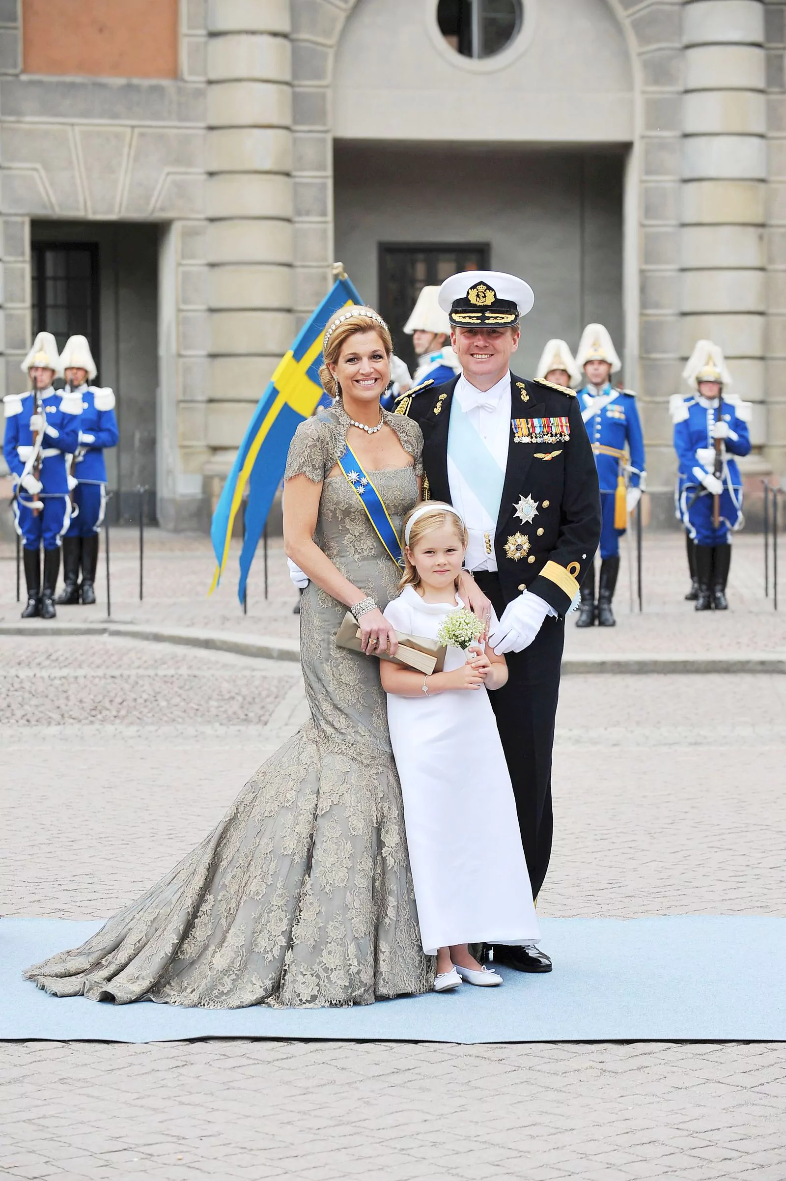 Принц Нидерландов Виллем-Александр и принцесса Максима с дочерью на свадьбе кронпринцессы Швеции Виктории и Даниэля Вестлинга, 19 июня 2010 г.