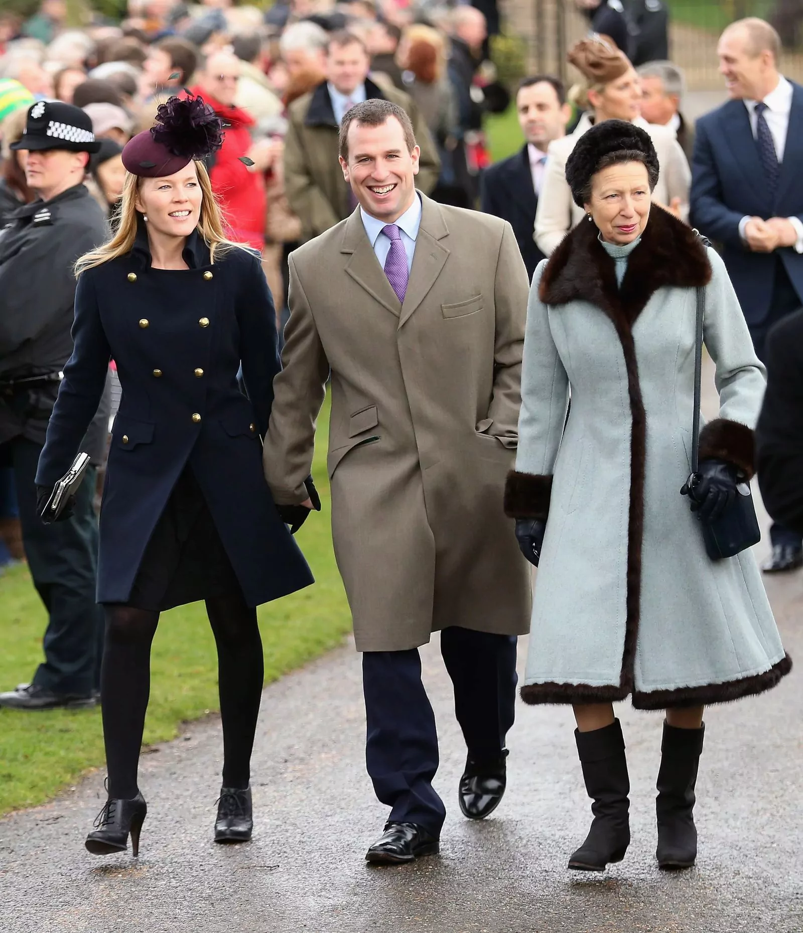 Принцесса Анна с сыном Питером Филлипсом и невесткой Отэм Филлипс на Рождественской службе, 2012 г.