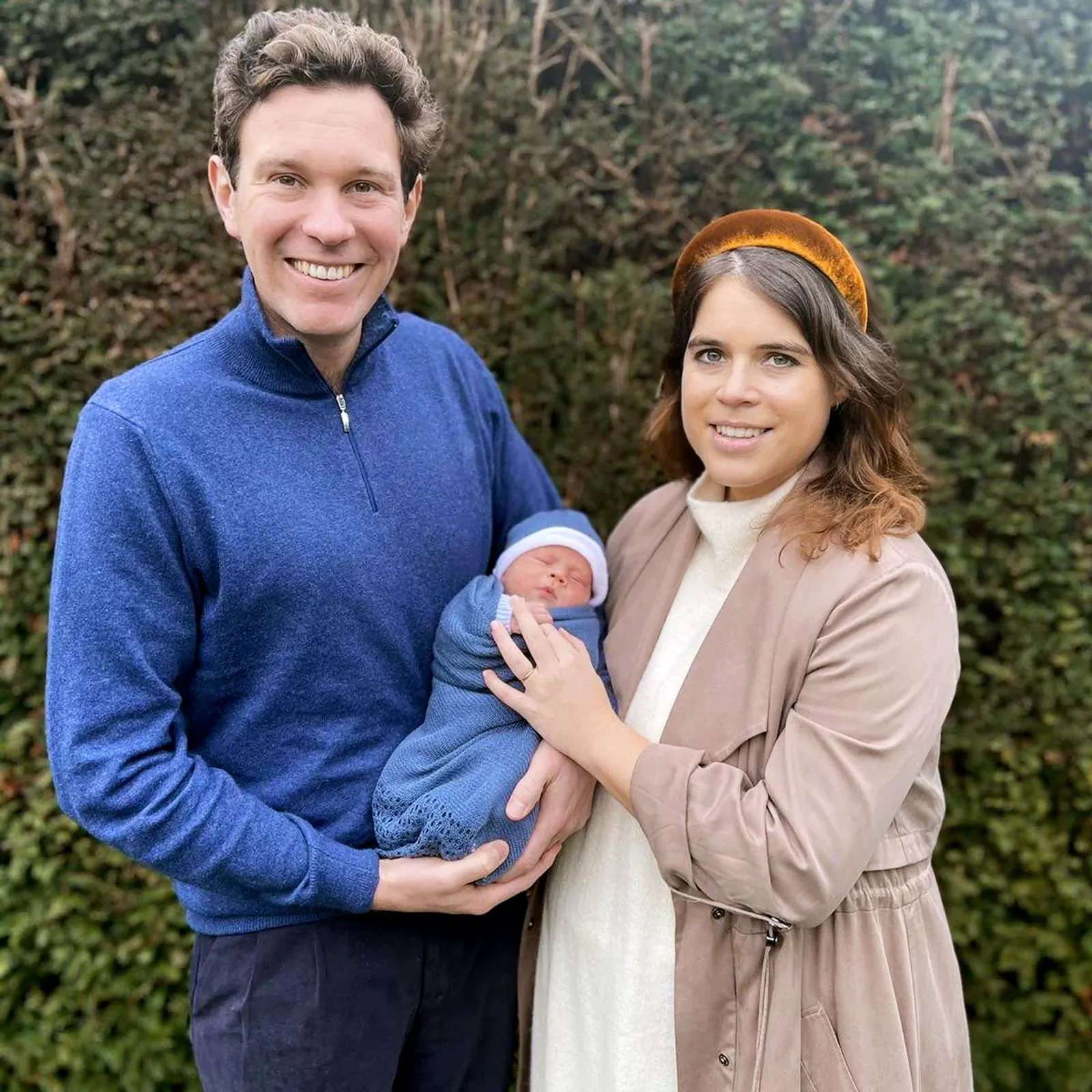 Принцесса Евгения и Джек Бруксбэнк с новорожденным сыном Огастом Филиппом Хоукум Бруксбэнком, 2021 г.