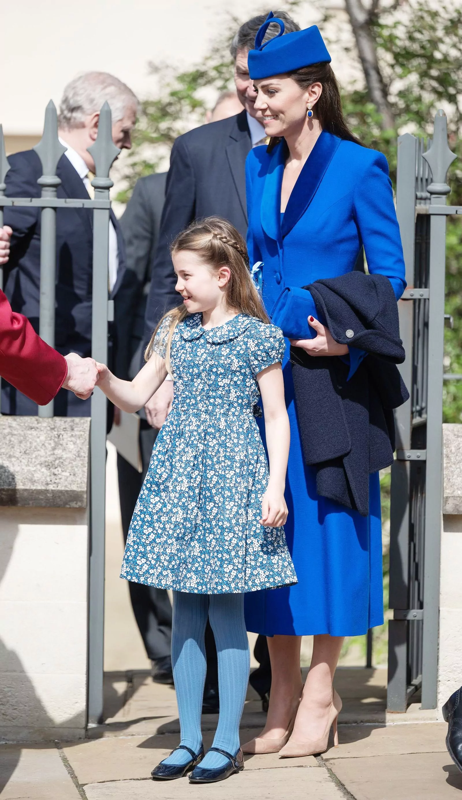 Принцесса Кэтрин с детьми на традиционной пасхальной воскресной службе в часовне Святого Георгия в Виндзоре, 9 апреля 2023 г., фото 3