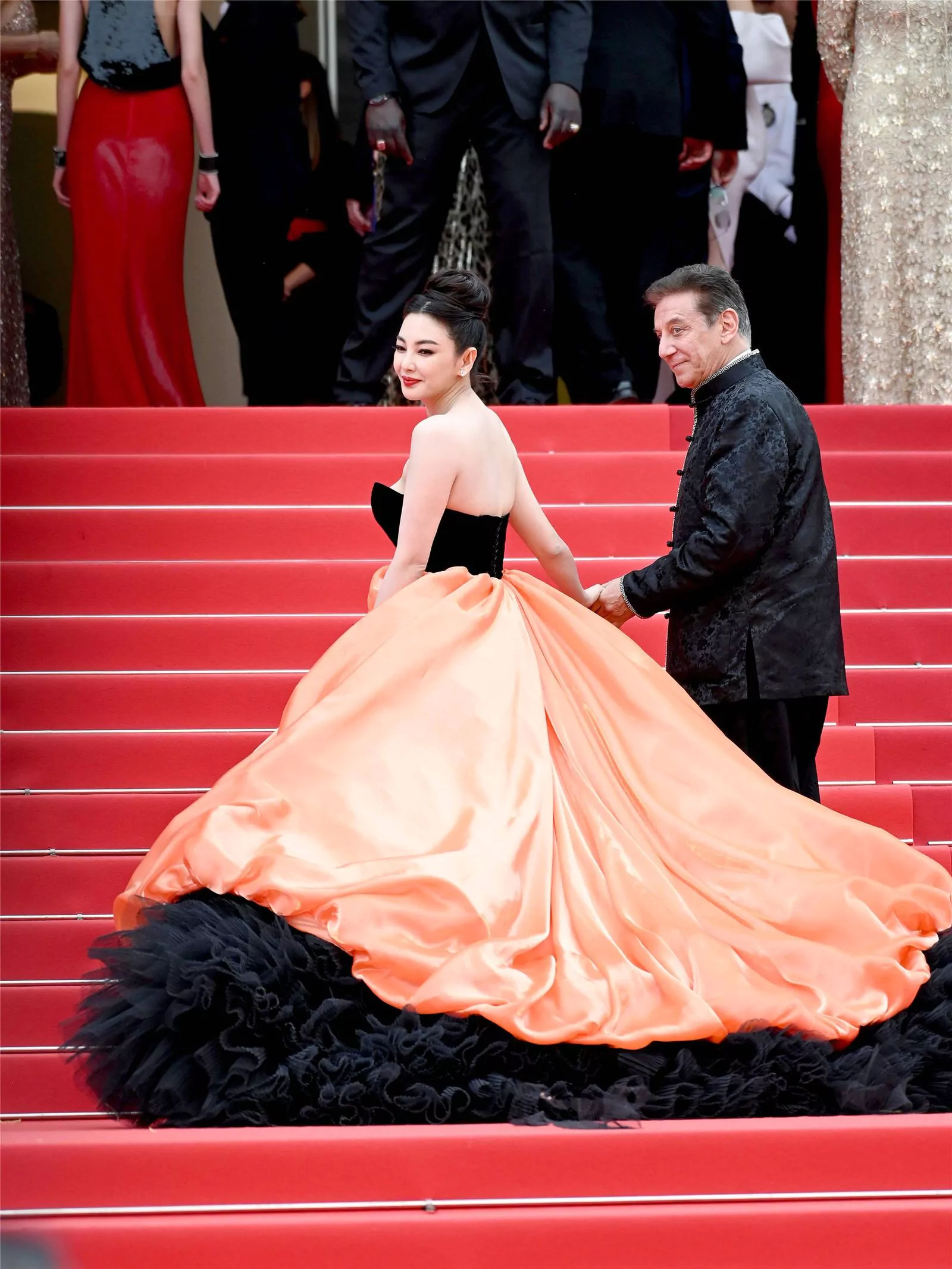 Чжан Юци на красной дорожке церемонии открытия 76-го Каннского кинофестиваля, 16 мая 2023 г., фото 2
