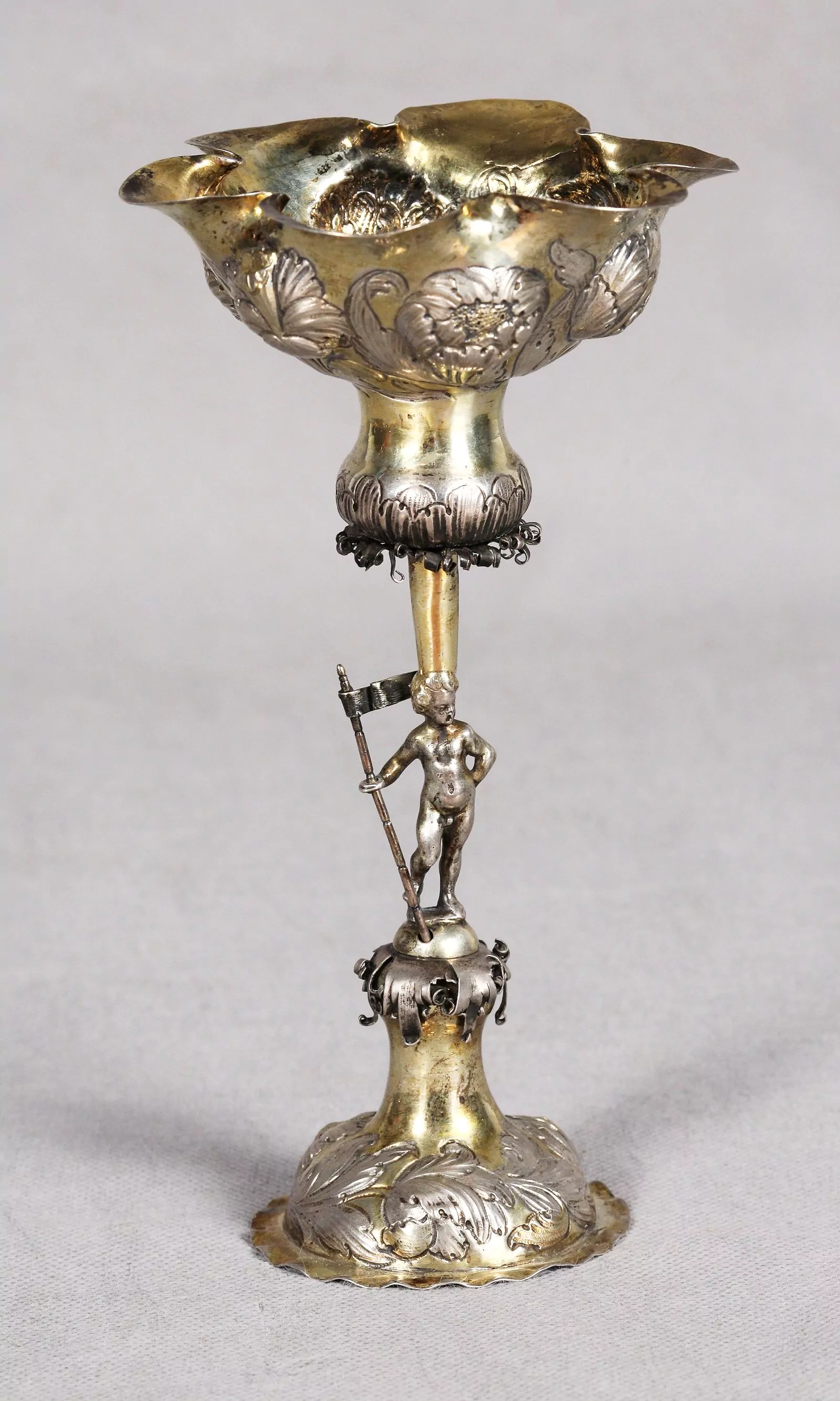 Серебряный кубок с чашей в виде цветка тюльпана. Серебро, золото; ковка, литье, чеканка, золочение