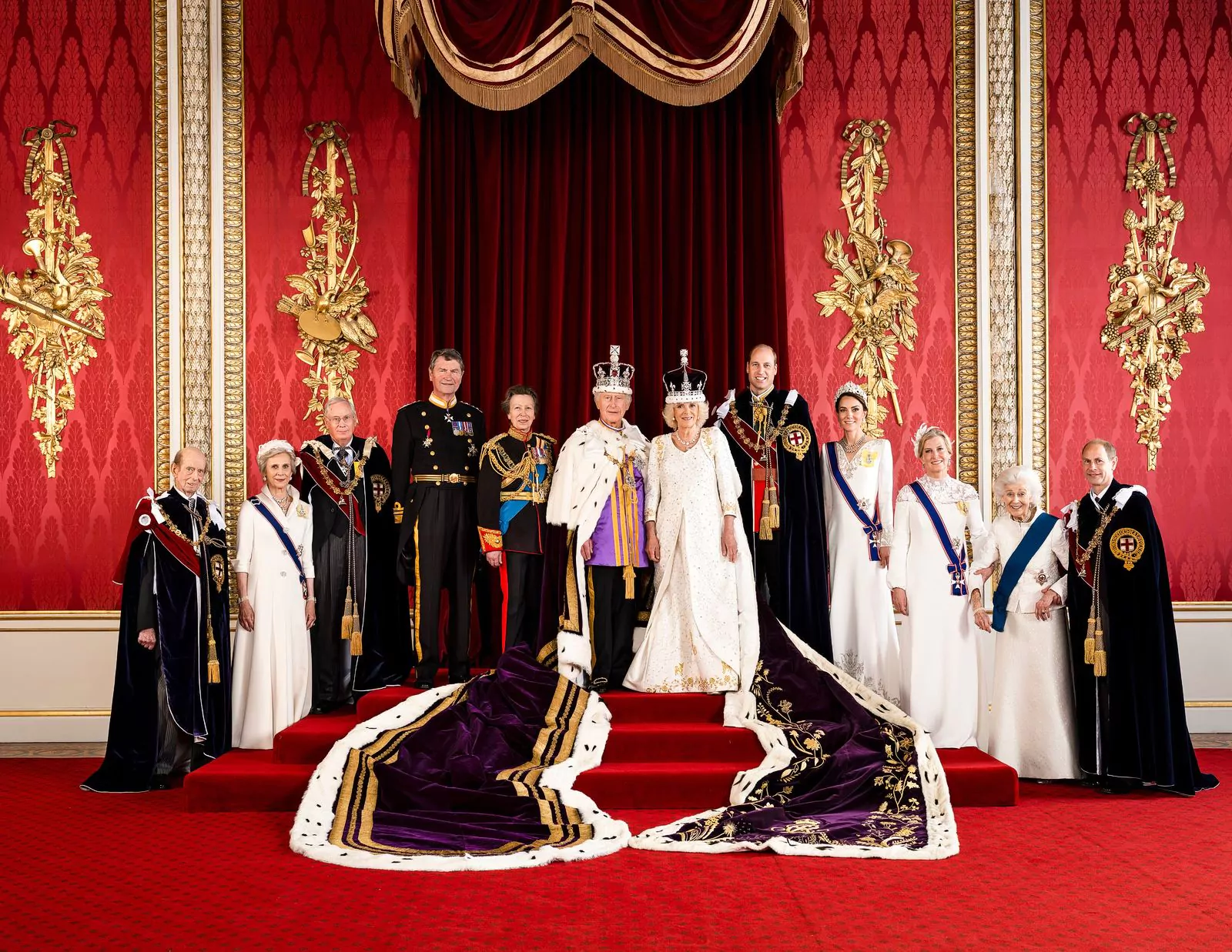 Герцог Кентский, герцогиня и герцог Глостерские, Тимоти Лоуренс, принцесса Анна, король Чарльз III, королева Камилла, принц и принцесса Уэльские, герцогиня Эдинбургская, принцесса Александра и герцог Эдинбургский