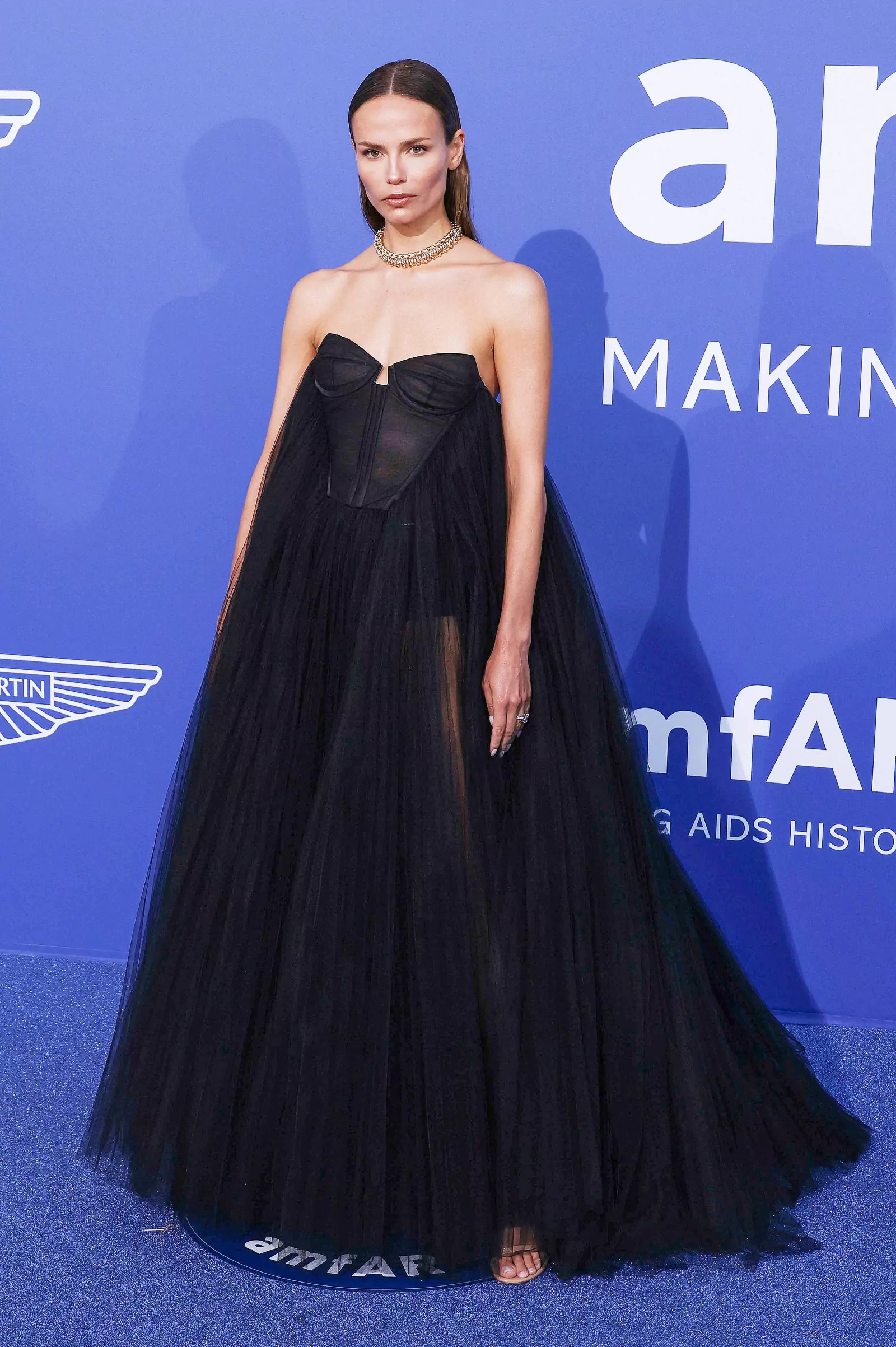 Наташа Поли в Givenchy Fall 2023, украшениях Tiffany & Co. на гала-ужине amfAR в Каннах, 25 мая 2023 г.