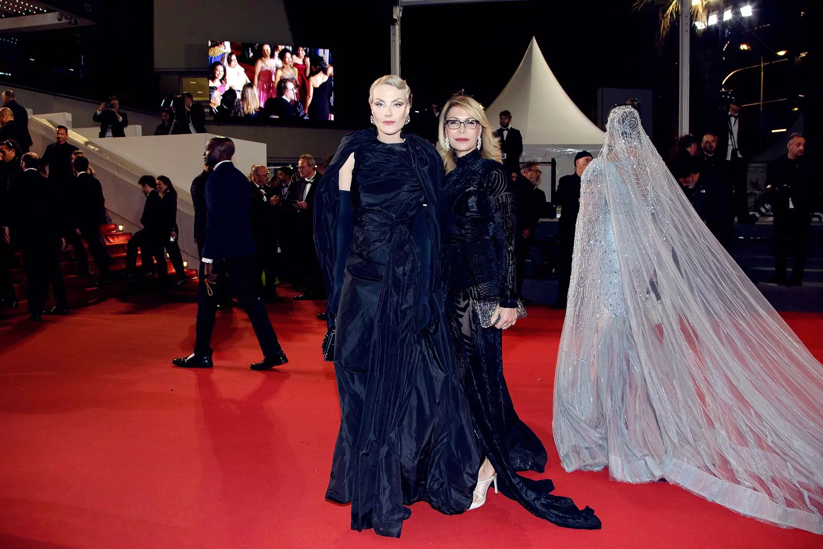 Рената Литвинова и Ронит Рафаэль на 76-м Каннском кинофестивале