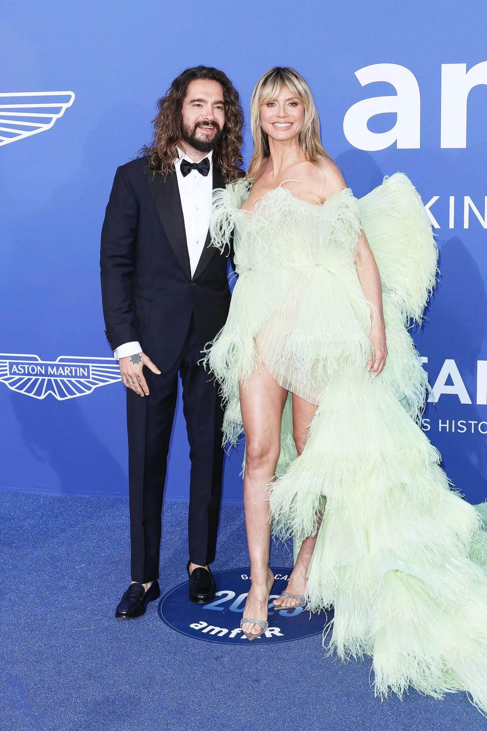 Хайди Клум в Georges Hobeika’s Spring 2023 Couture с мужем Томом Каулитцем на гала-ужине amfAR в Каннах, 25 мая 2023 г.