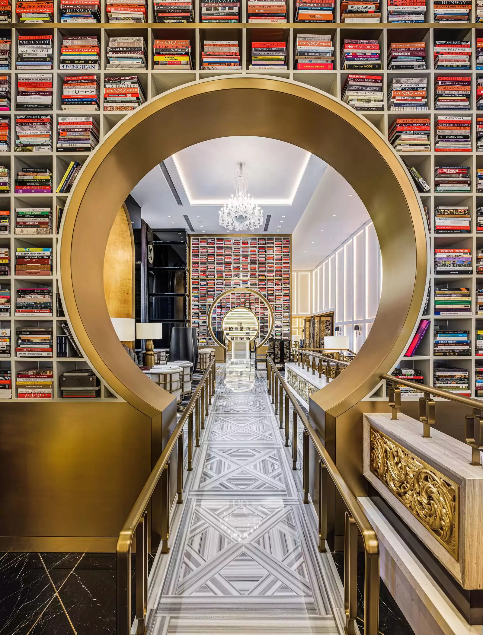 Вид на библиотеку с круглым проемом «лунные ворота» в отеле Karl Lagerfeld Macau