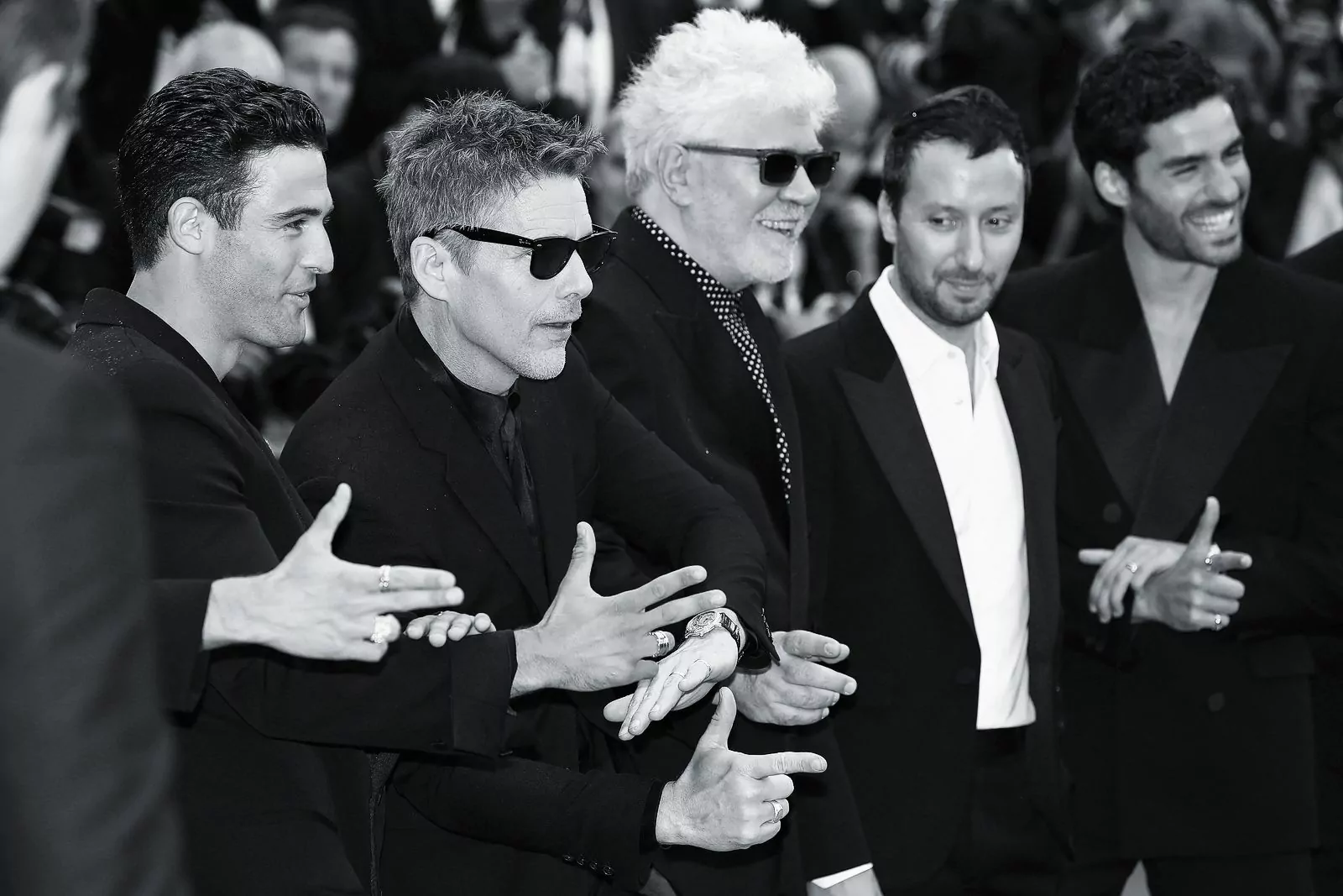 Джейсон Фернандес, Итан Хоук, Педро Альмодовар и Энтони Ваккарелло на премьере фильма «Монстр» в рамках 76-го Каннского кинофестиваля, 17 мая 2023 г.