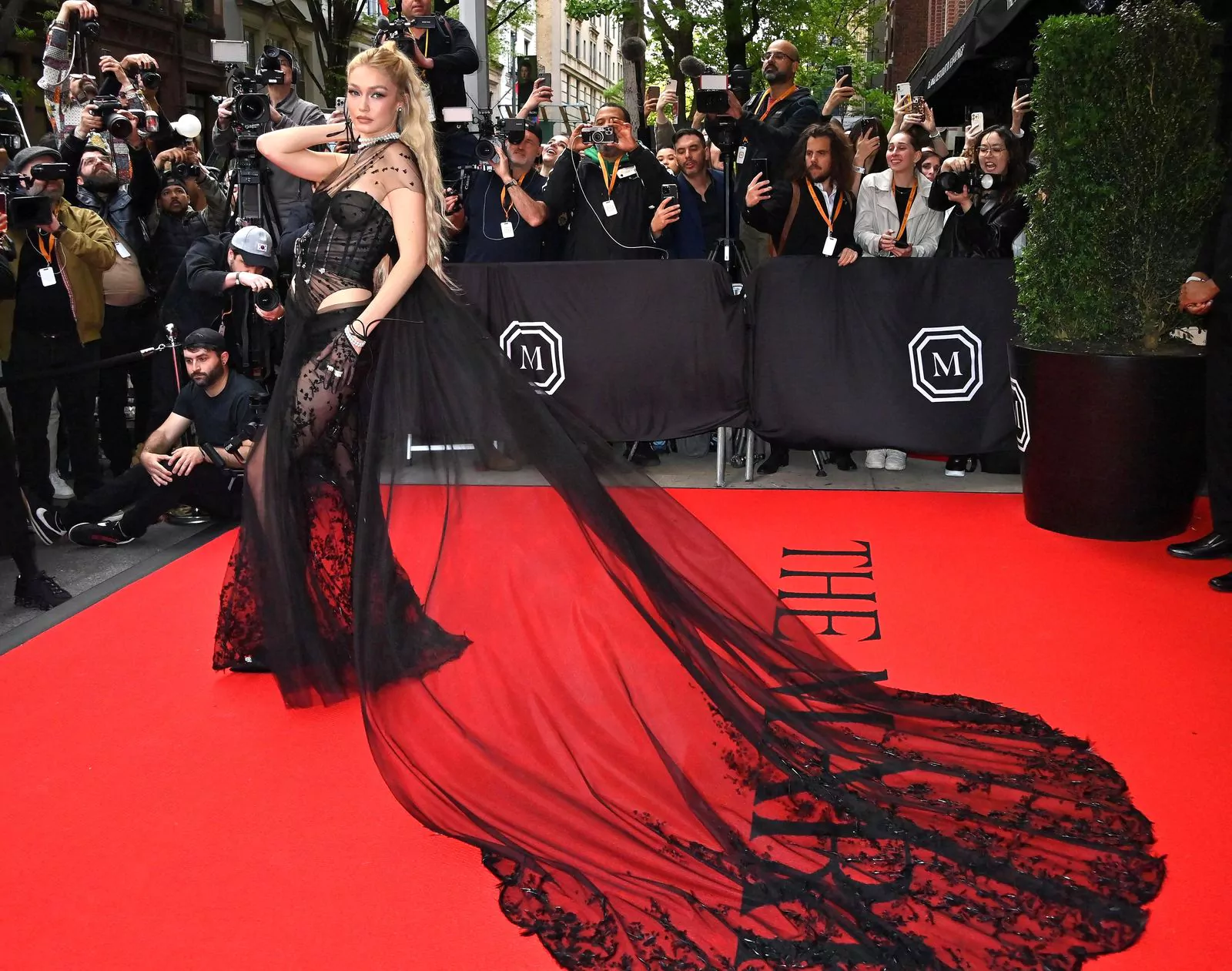 Джиджи Хадид в Givenchy покидает The Mark Hotel перед посещением Бала Института костюма, 1 мая 2023 г.