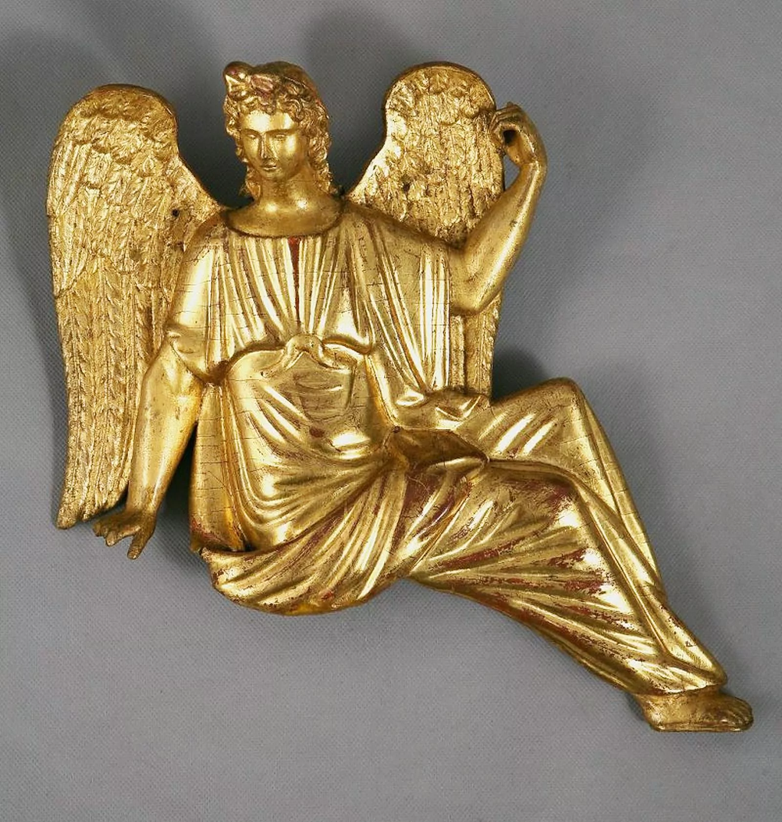 Горельеф Ангел с царских врат иконостаса. Дерево; золочение, резьба