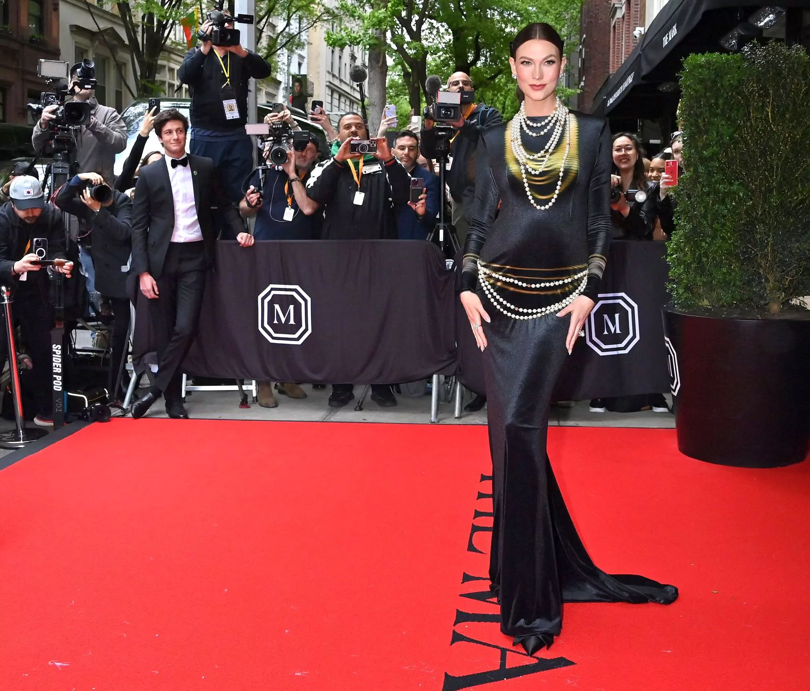 Карли Клосс в Chanel покидает The Mark Hotel перед посещением Бала Института костюма, 1 мая 2023 г.