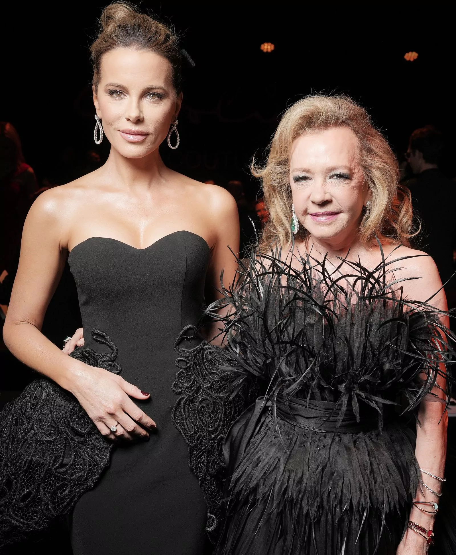 Кейт Бекинсейл и Каролин Шойфеле на шоу коллекции Chopard Caroline's Couture в Каннах, 23 мая 2023 г.