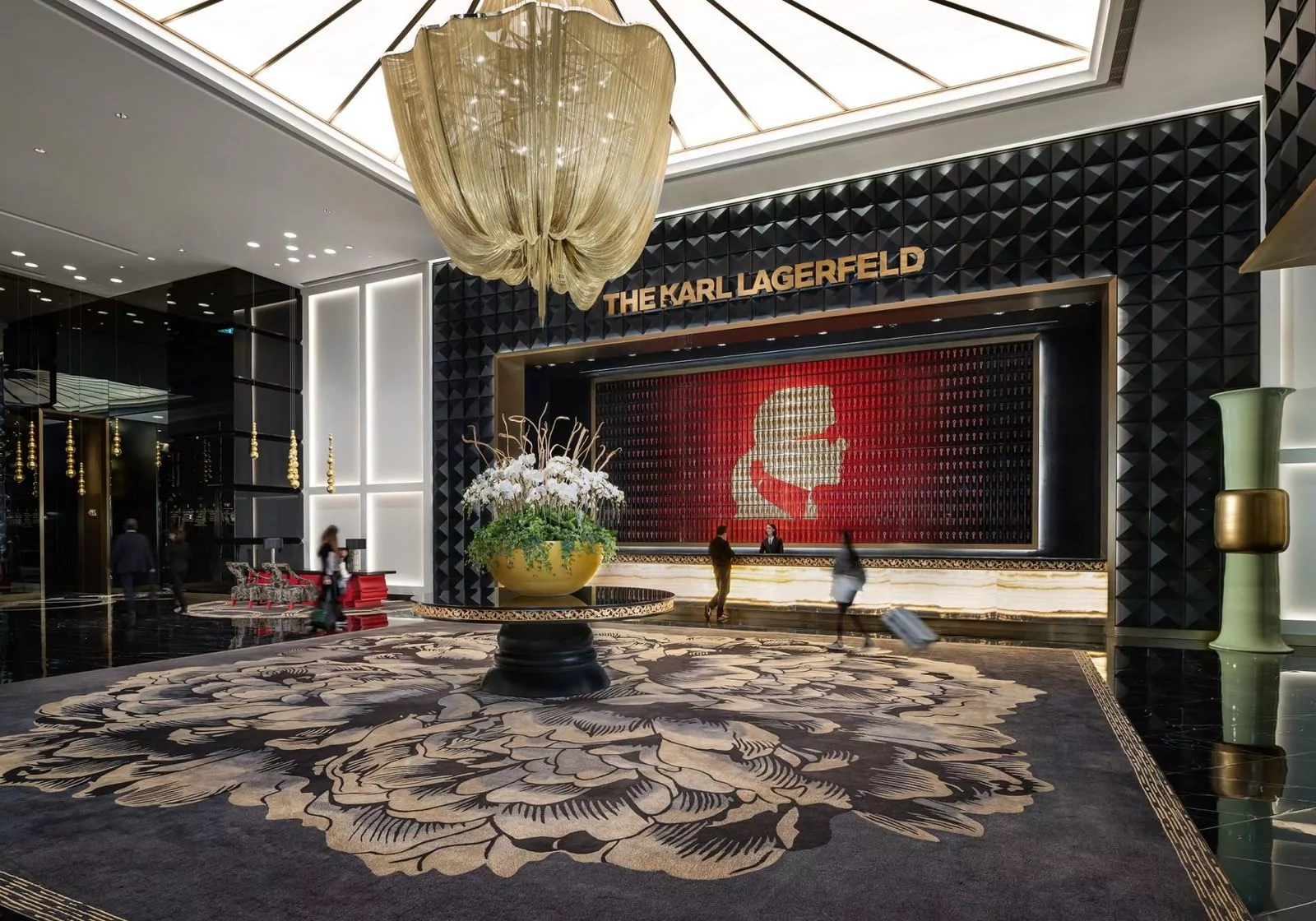 Вестибюль отеля Karl Lagerfeld Macau с люстрой и профилем дизайнера