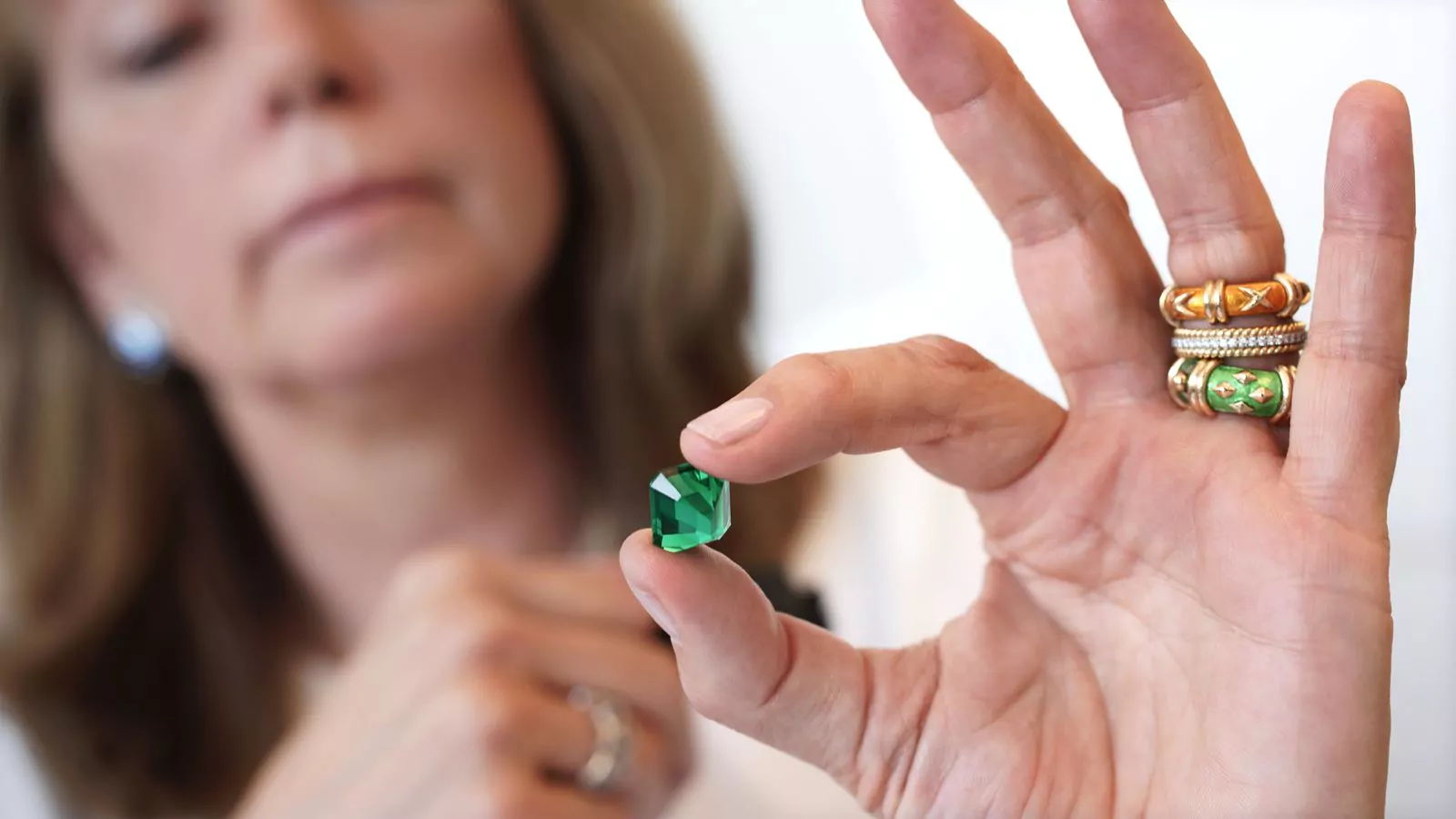 Виктория Вирт Рейнолдс, главный геммолог Tiffany & Co., анализирует изумруд Tiffany Muzo Emerald