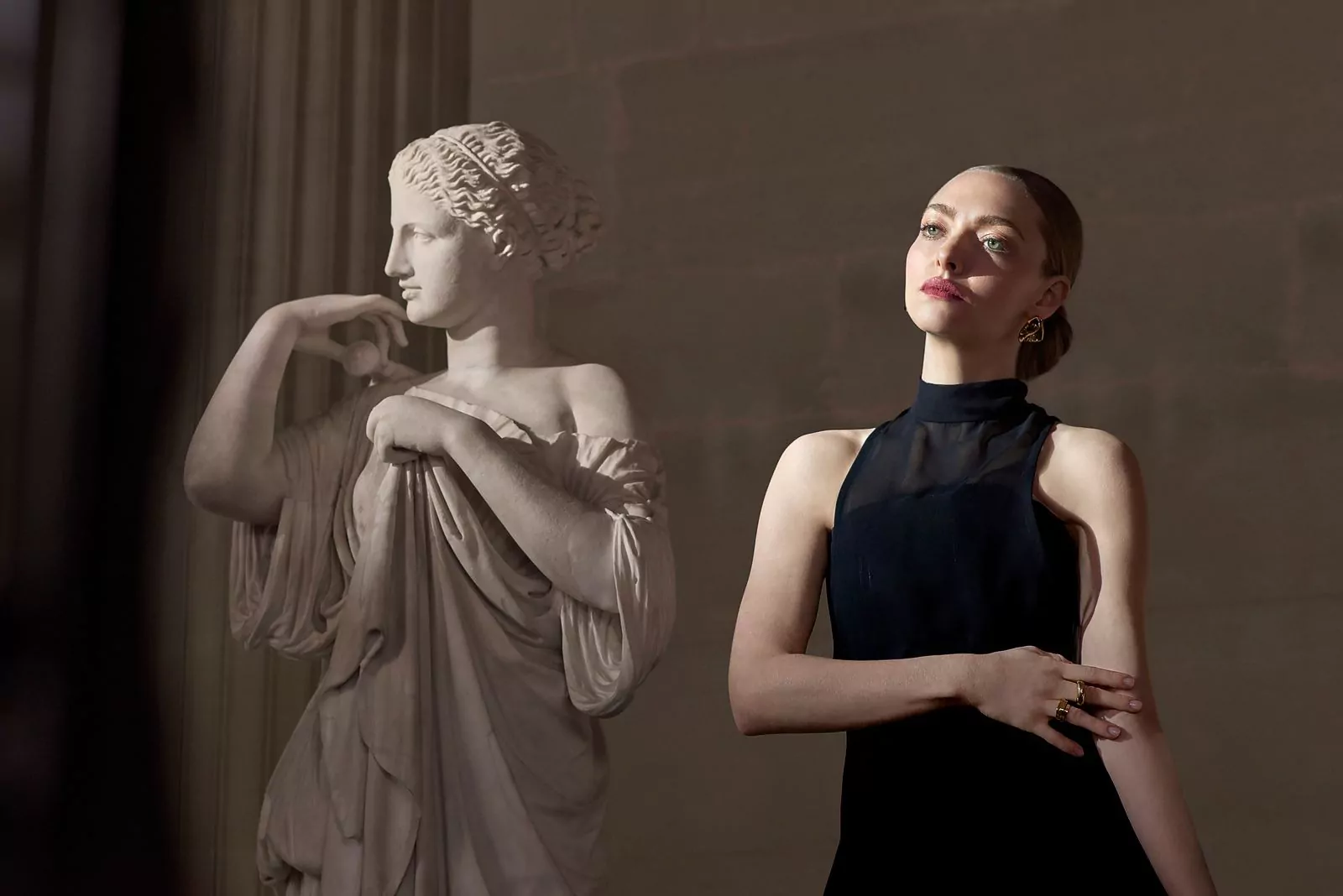 Аманда Сейфрид в рекламном кампейне Lancôme X Louvre 2023