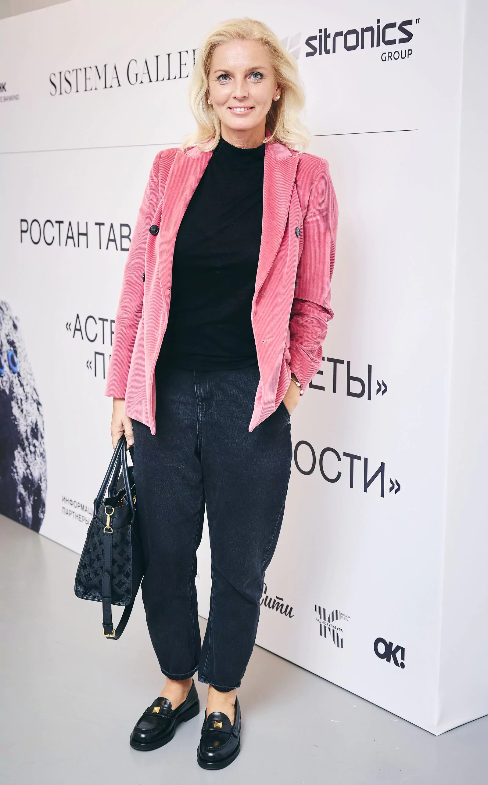 Анастасия Рагозина на открытии выставки Ростана Тавасиева в Sistema Gallery, 12 сентября 2023 г.