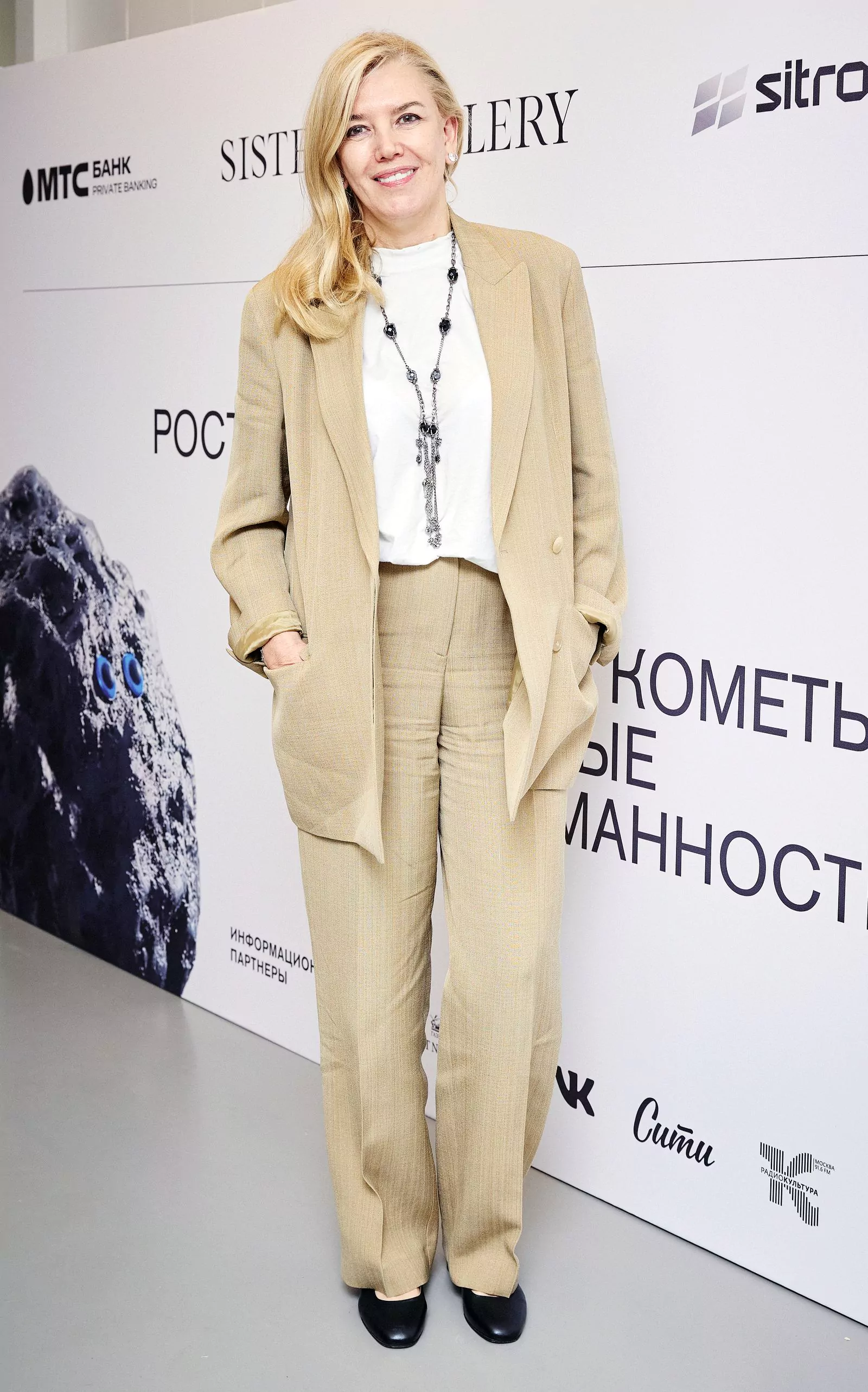 Марианна Сардарова на открытии выставки Ростана Тавасиева в Sistema Gallery, 12 сентября 2023 г.
