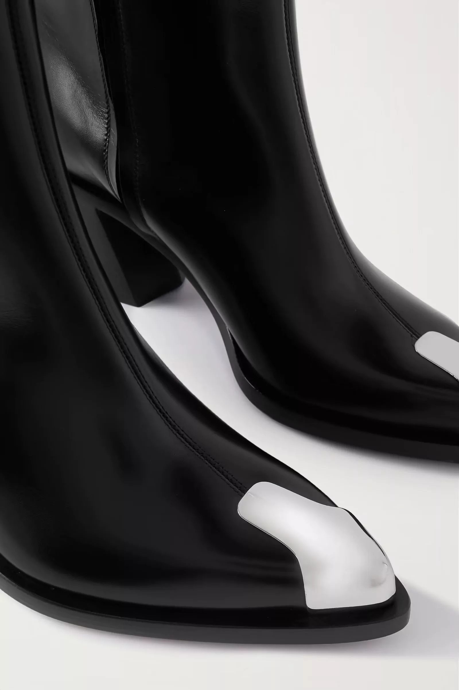 Тенденции обуви сезона 2023/24: черная кожа и блеск стали: Alexander McQueen, фото 2