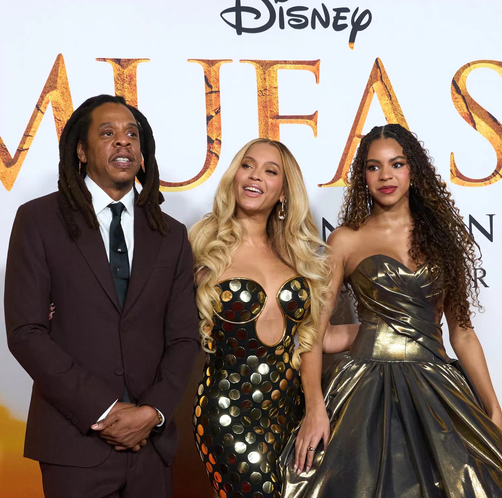 Бейонсе в платье Disney x Balmain, Jay-Z, Блю Айви Картер