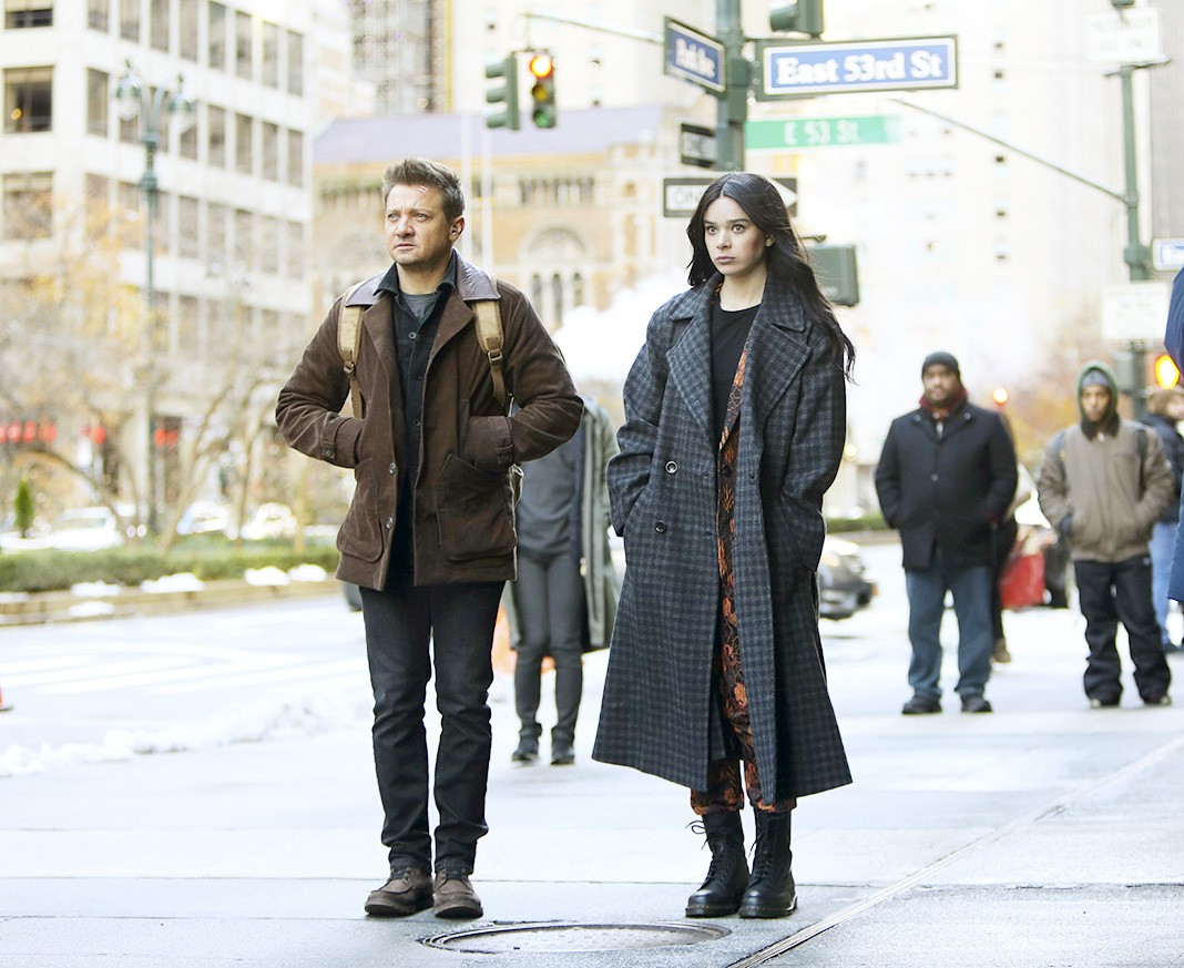 Джереми Реннер, Хейли Стайнфелд на съемках сериала «Соколиный глаз» (Hawkeye) в центре Манхэттена, 8 декабря 2020 г.