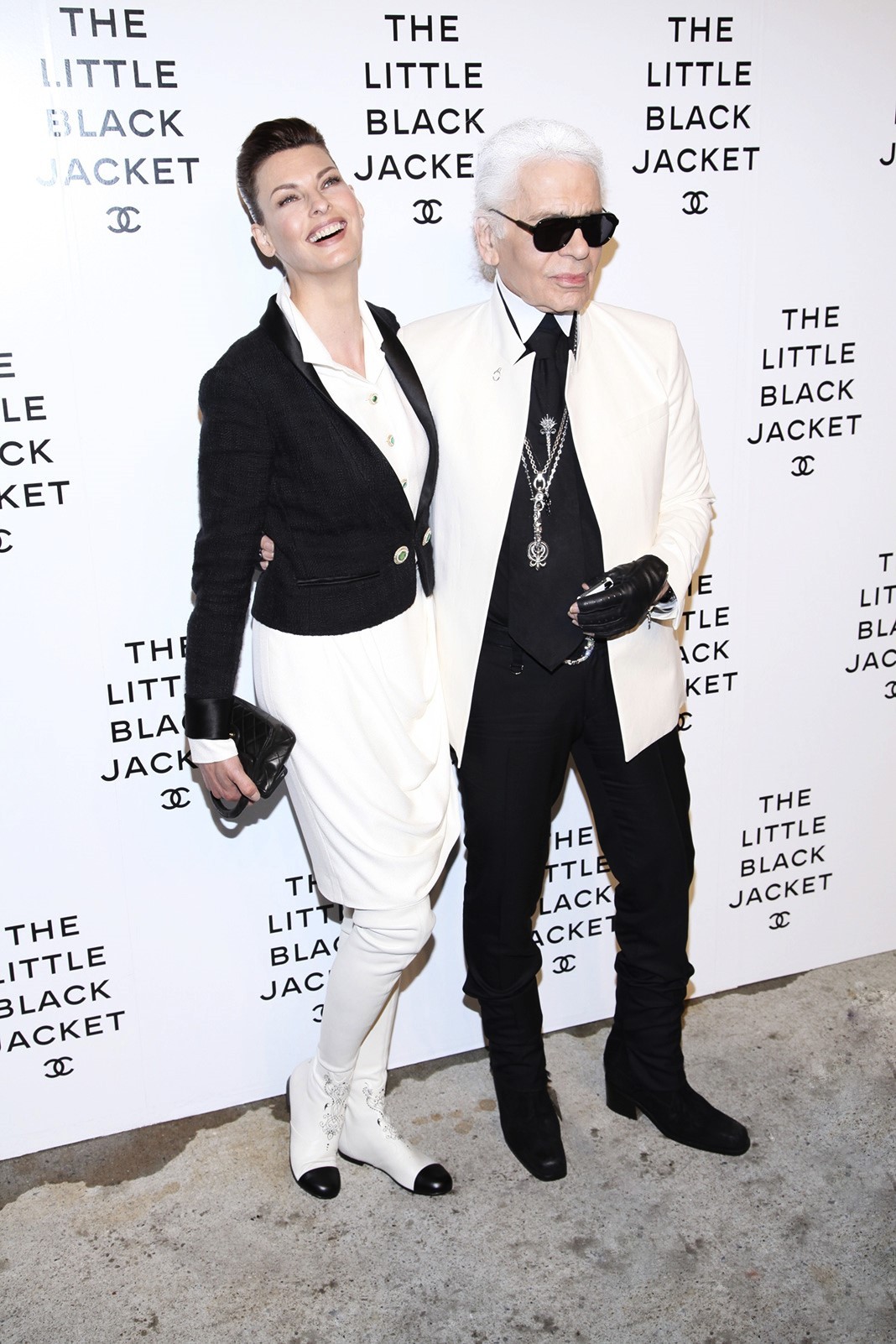 Модель и Карл Лагерфельд на открытии выставки Chanel: The Little Black Jacket в Нью-Йорке, 6 июня 2012 г.