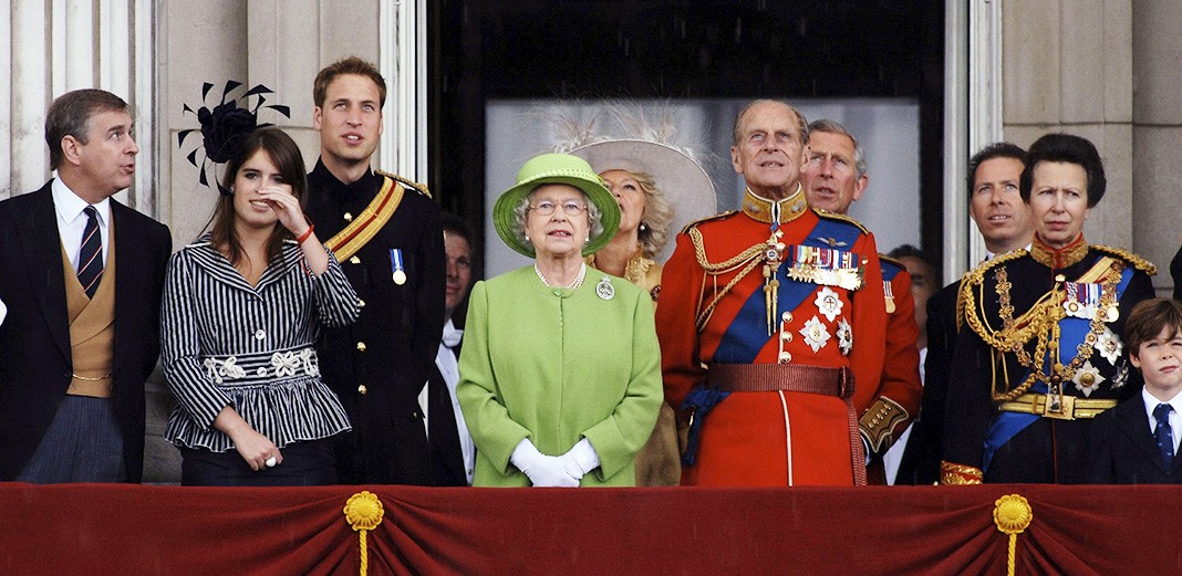 Принц Эндрю, герцог Йоркский; Принцесса Евгения Йоркская; Герцог Кембриджский Уильям; Королева Елизавета II; Герцогиня Корнуолльская Камилла; Принц Филипп, герцог Эдинбургский; Принц Чарльз, принц Уэльский; Дэвид, виконт Линли; Принцесса Анна на церемонии Trooping the Colour Ceremony на балконе Букингемского дворца, 16 июня 2007 г.