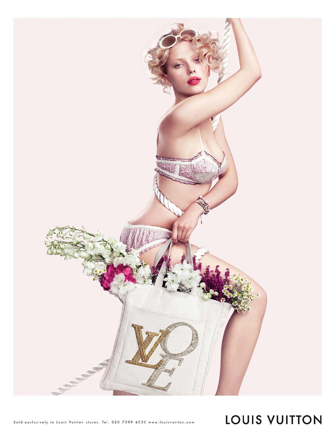 В рекламной кампании Louis Vuitton Spring/Summer 2007, 21 декабря 2006 г.