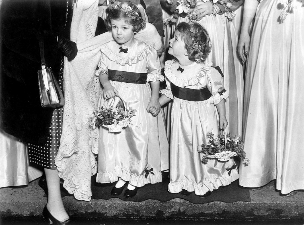 4-летняя Камилла (слева) — подружка невесты на свадьбе в церкви Святого Марка в Лондоне