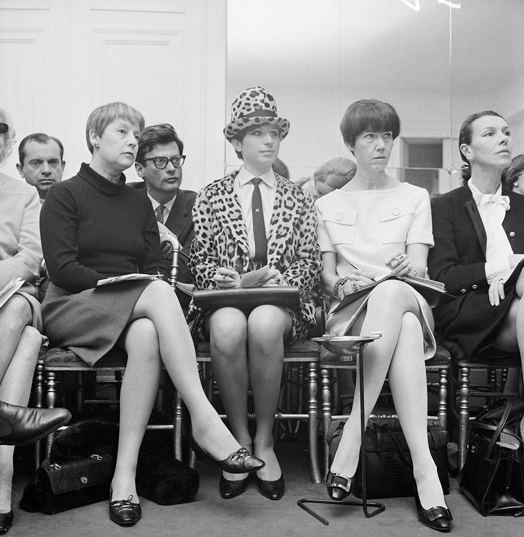Барбра Стрейзанд на показе мод Chanel в Париже. Фотограф Ричард Аведон сидит во втором ряду позади Стрейзанд, 1966 г.