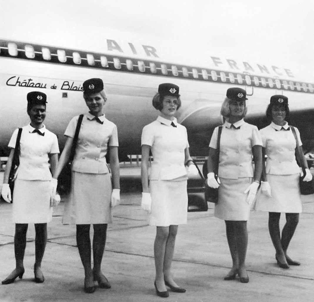 Бортпроводницы Air France в форме, созданной Кристобалем Баленисиагой, 1968 г.