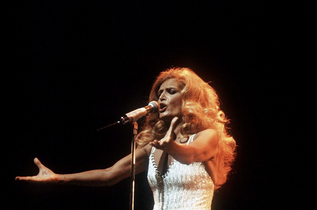 Выступает в мюзик-холле Олимпия в Париже, 18 марта 1981 г.