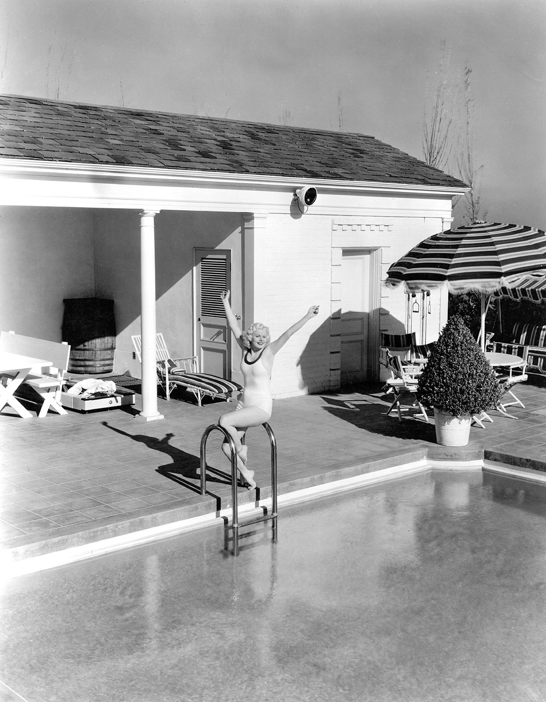 Актриса демонстрирует последнюю линию купальников, примерно 1935 г.