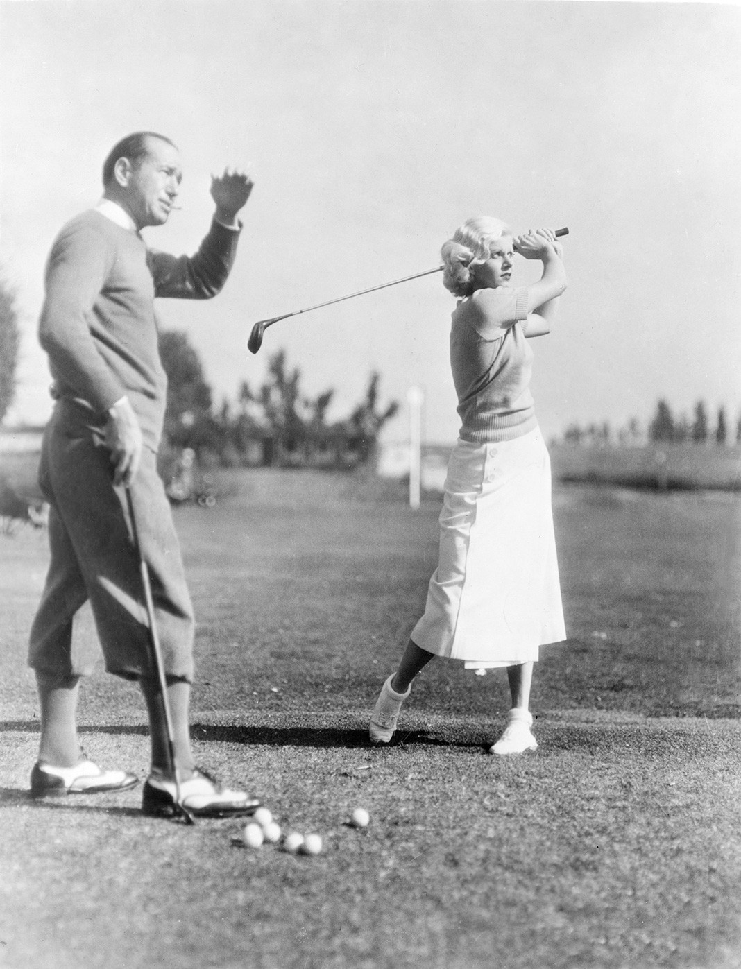На уроке гольфа от профессионального гольфиста Лео Дигеля, примерно 1932 г.